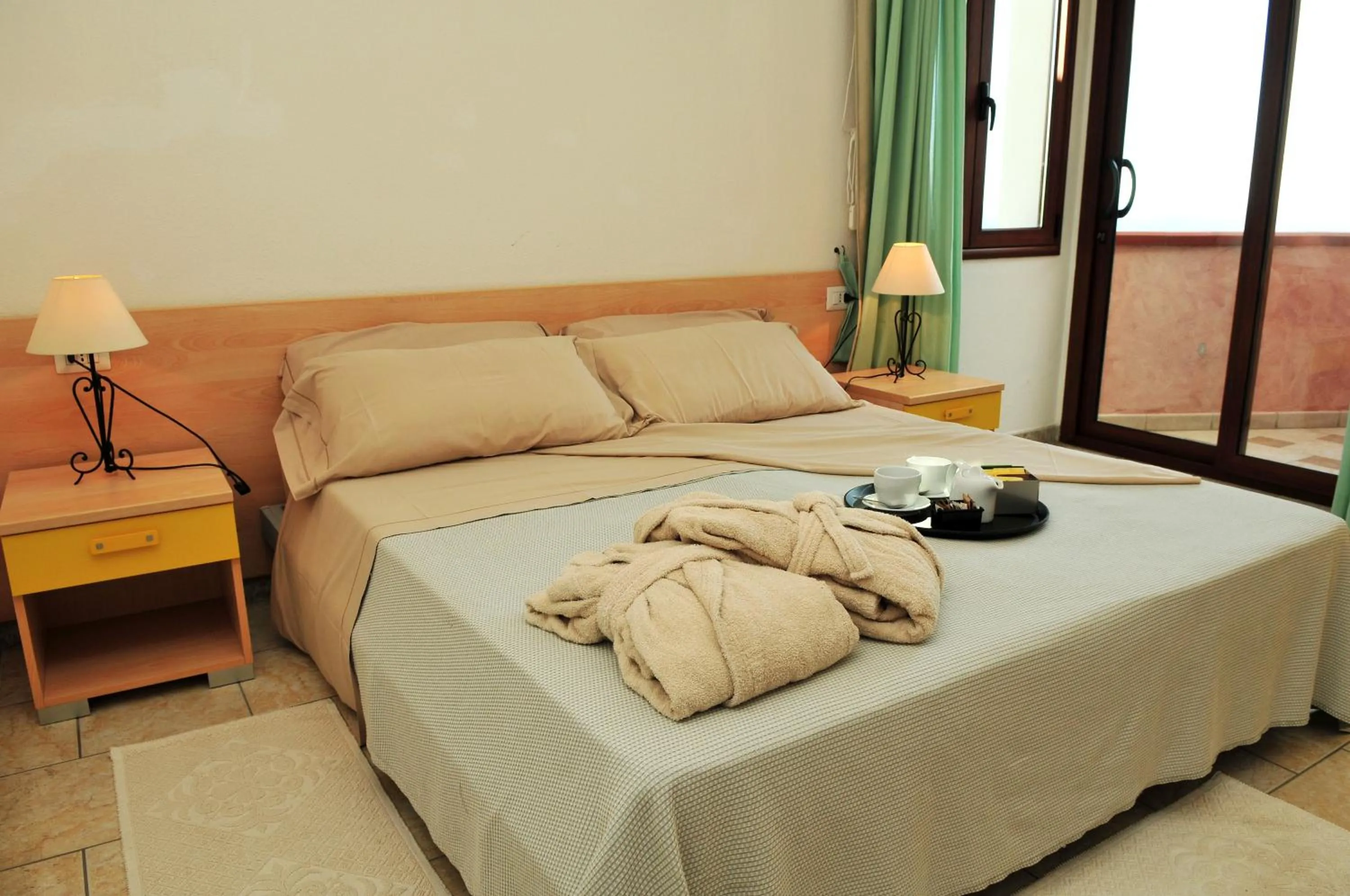 Coffee/tea facilities, Bed in Hotel Castello Budoni