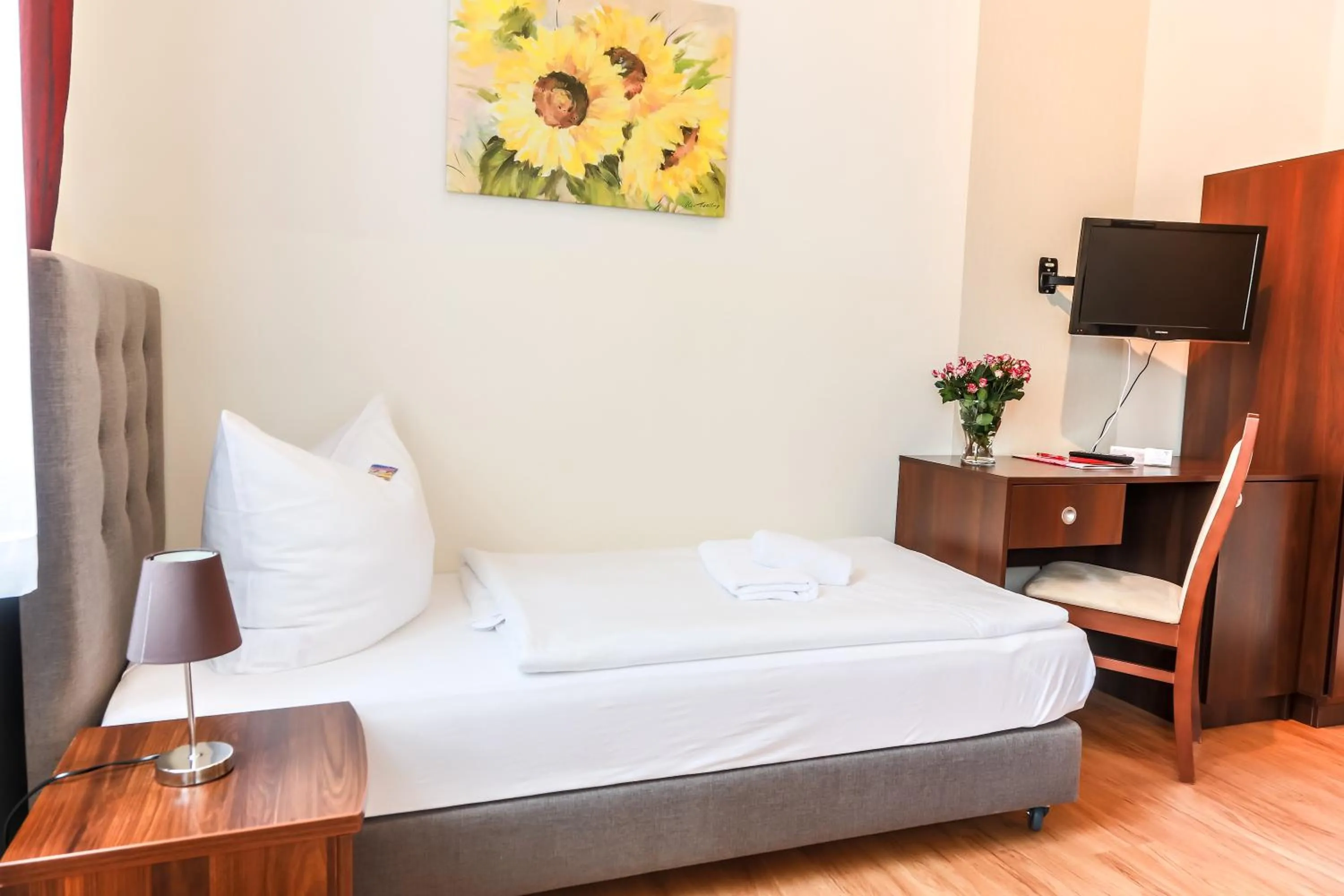 Photo of the whole room, Bed in City Residence Hotel Frankfurt-Oder Bahnhof