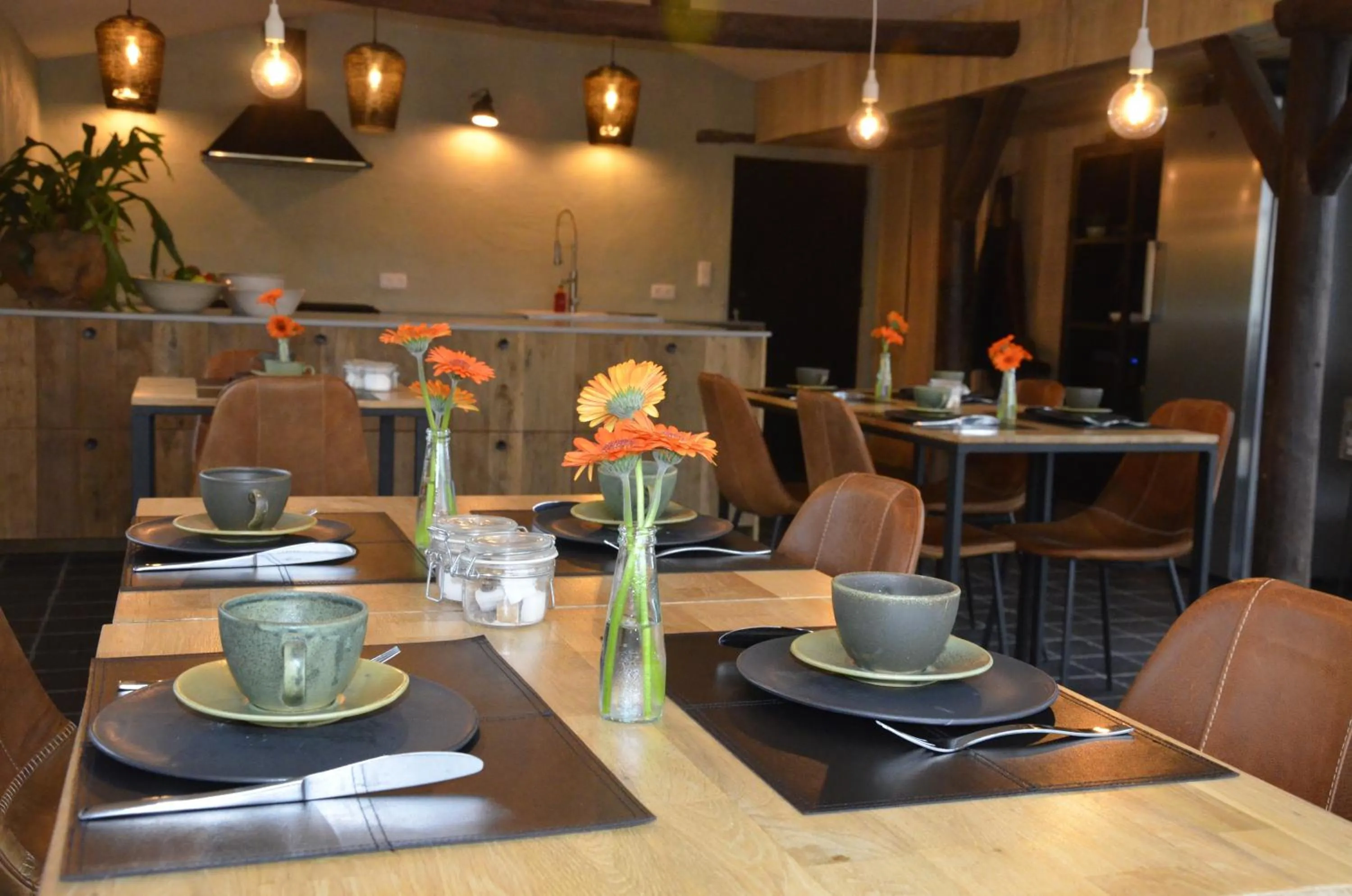 Restaurant/places to eat in Stee 23