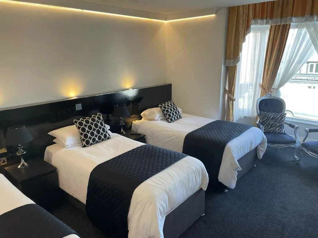 Bedroom, Bed in Revelstoke Hotel