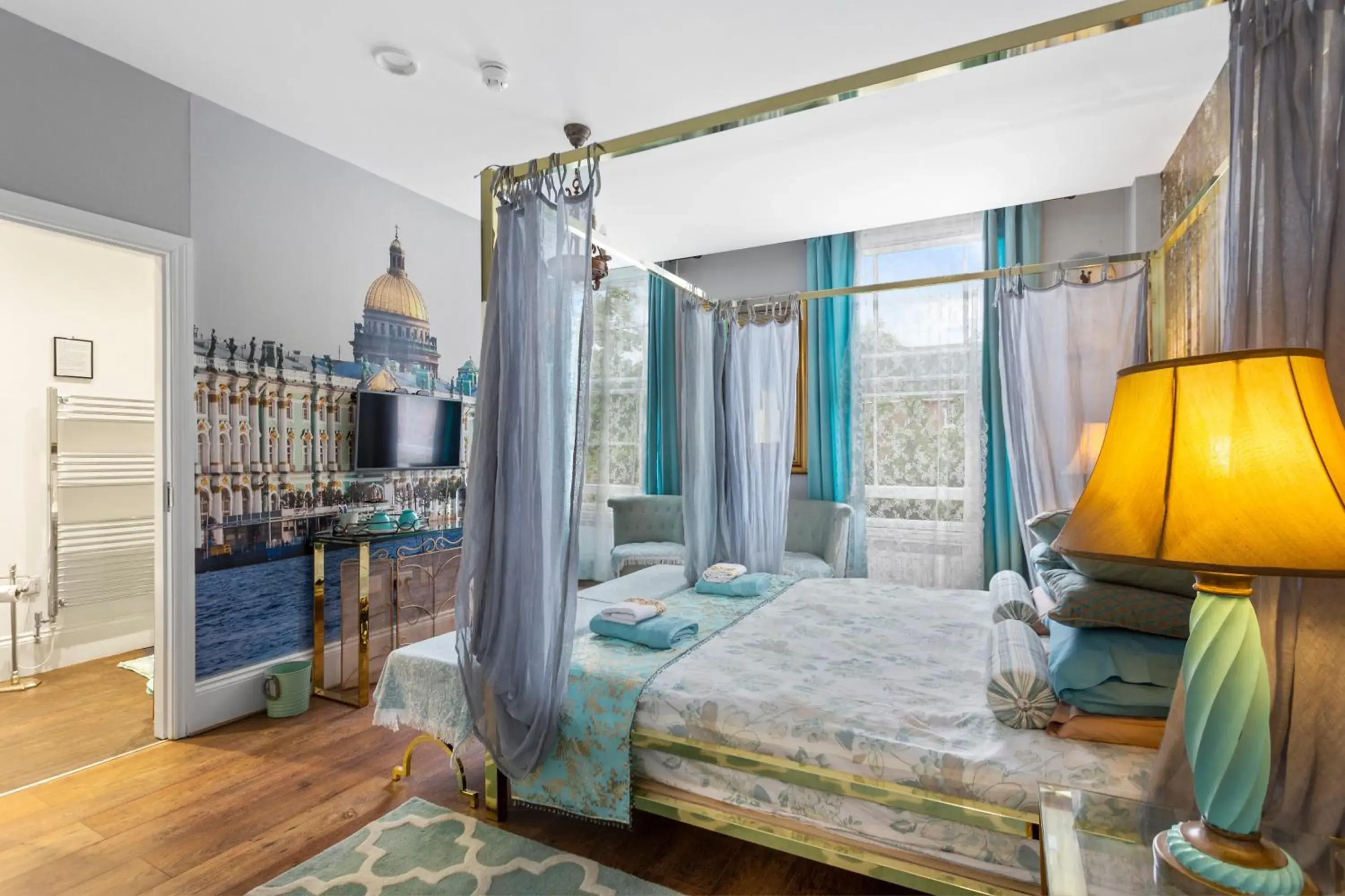 Superior Double Room with Four Poster Bed in Mama’s Inn Boutique Guest House Superior Double Room with Four Poster Bed in Mama’s Inn Boutique Guest House