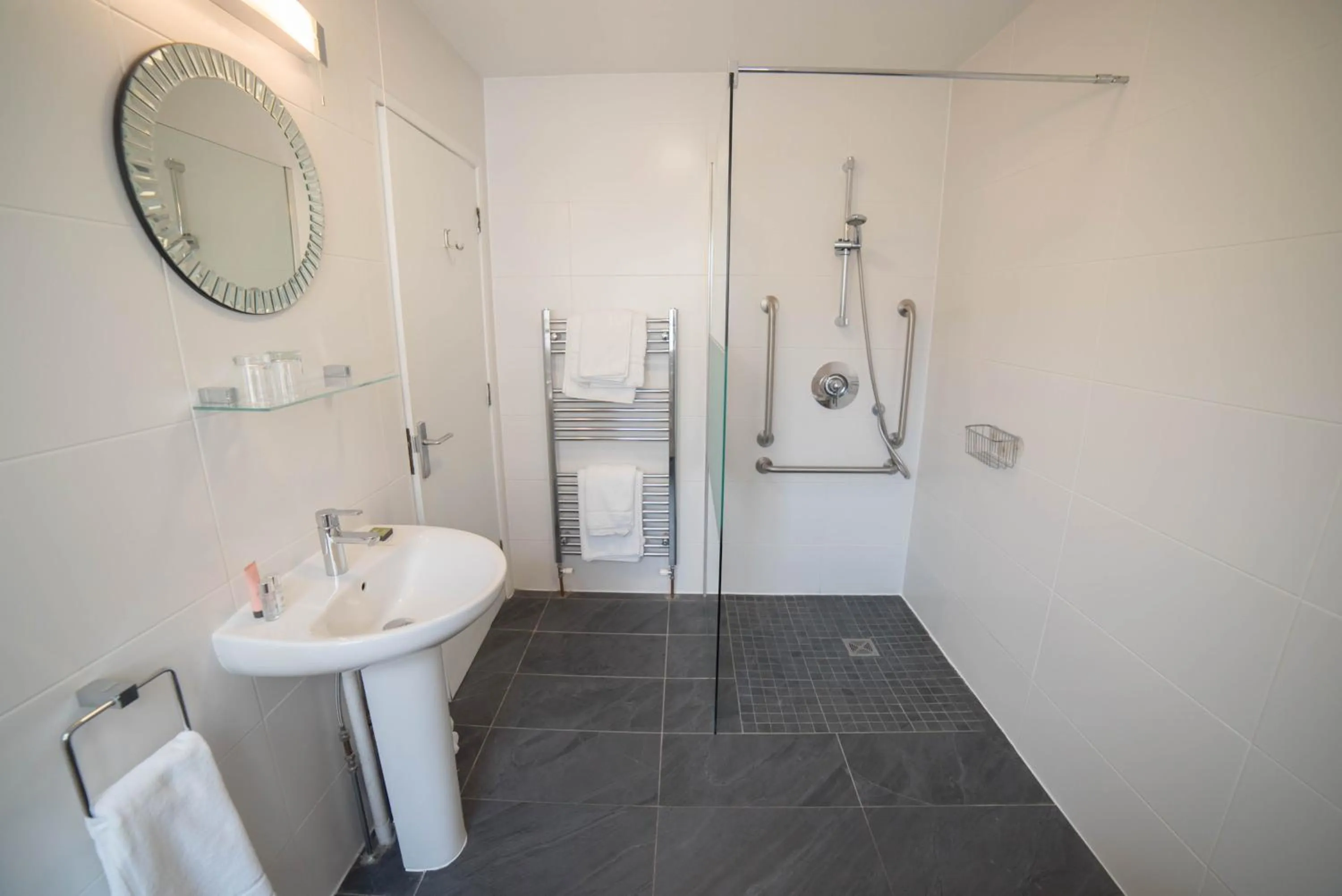 Bathroom in Red Mullions Guest House