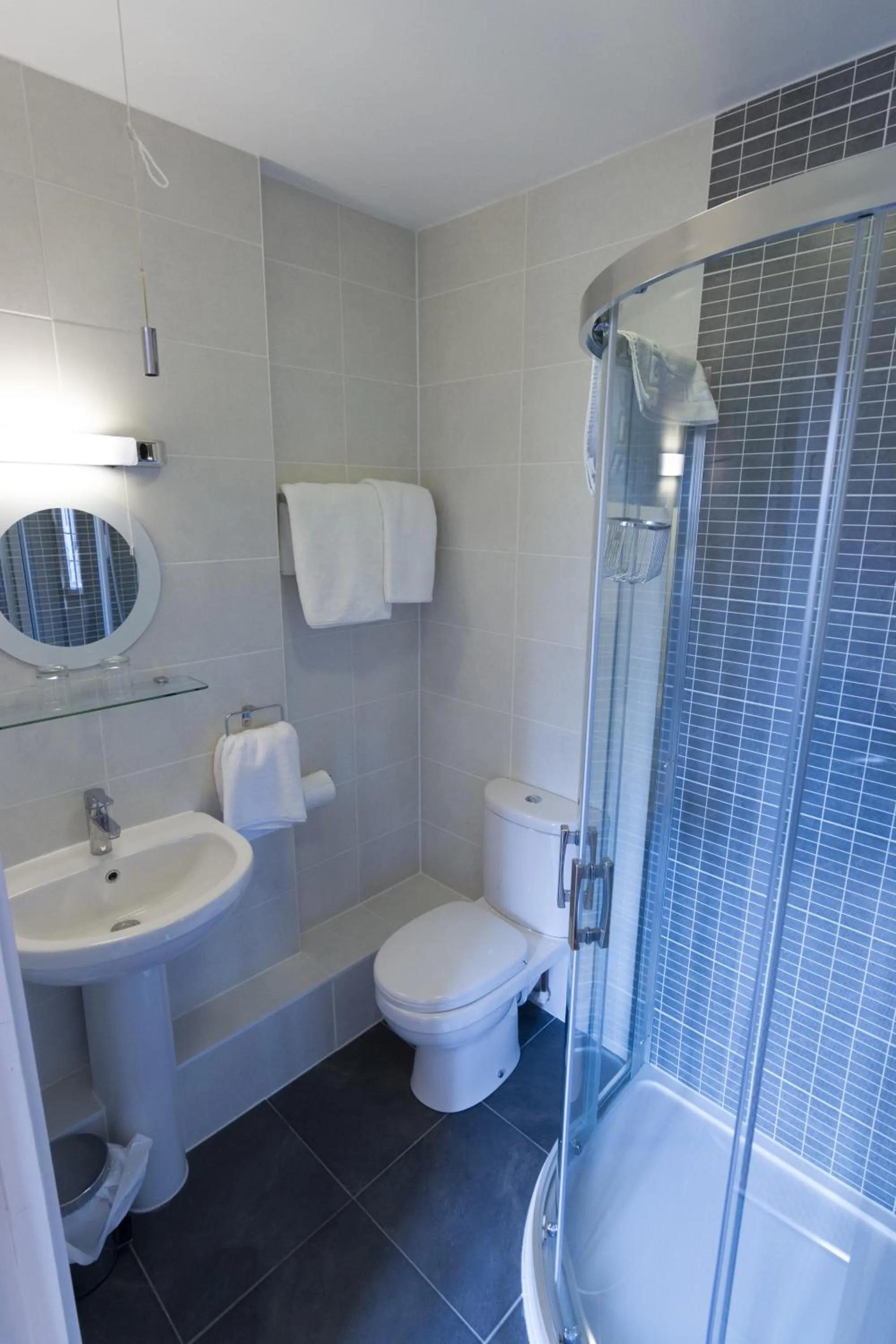 Bathroom in Red Mullions Guest House