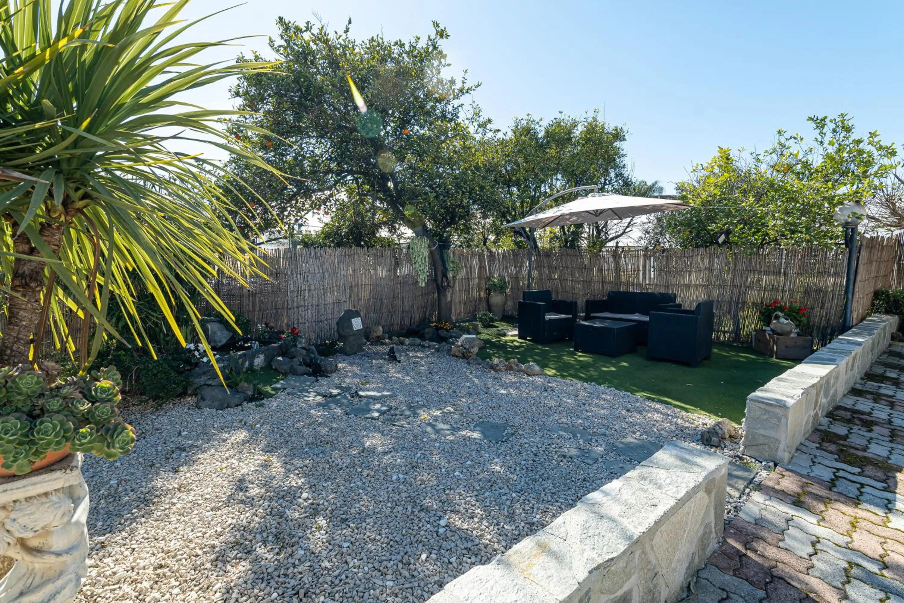 Garden in B&B VESUVIAN STONE