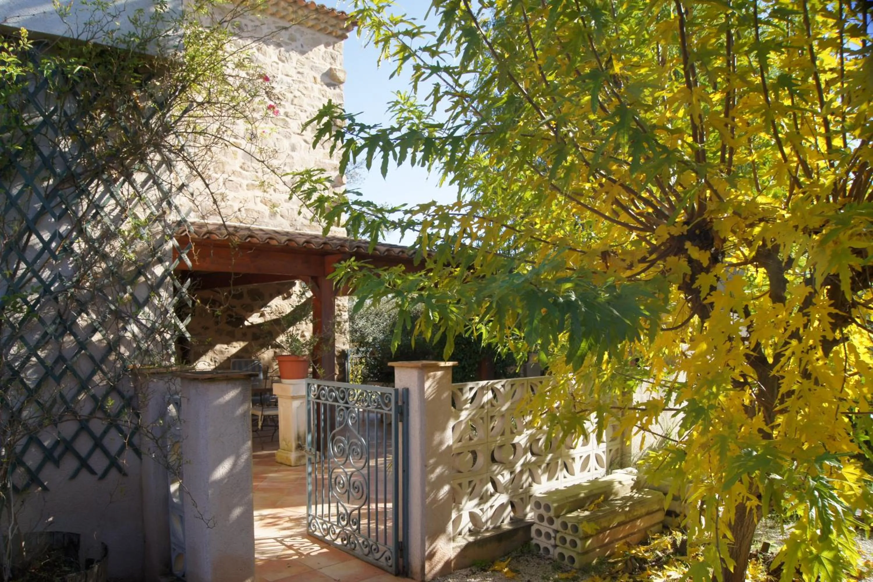 Patio in La Bastide de l'Olivier