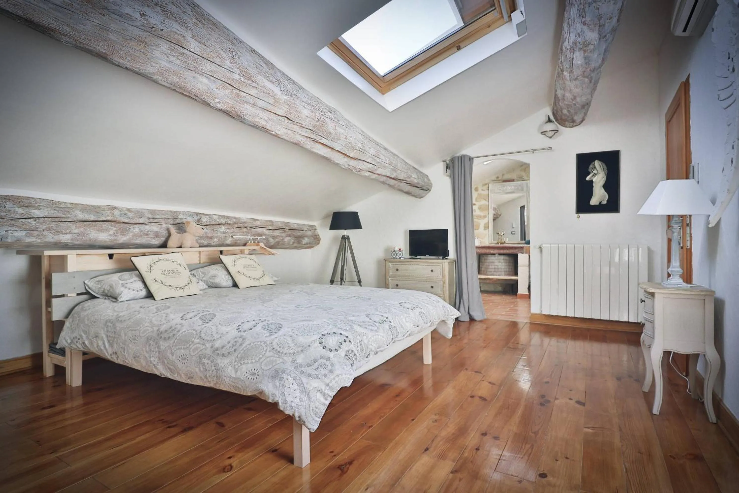 Deluxe Double Room with Private Bathroom in VILLA ARTEMIA Maison vigneronne - chambre d hôtes-B&B-piscine et spa