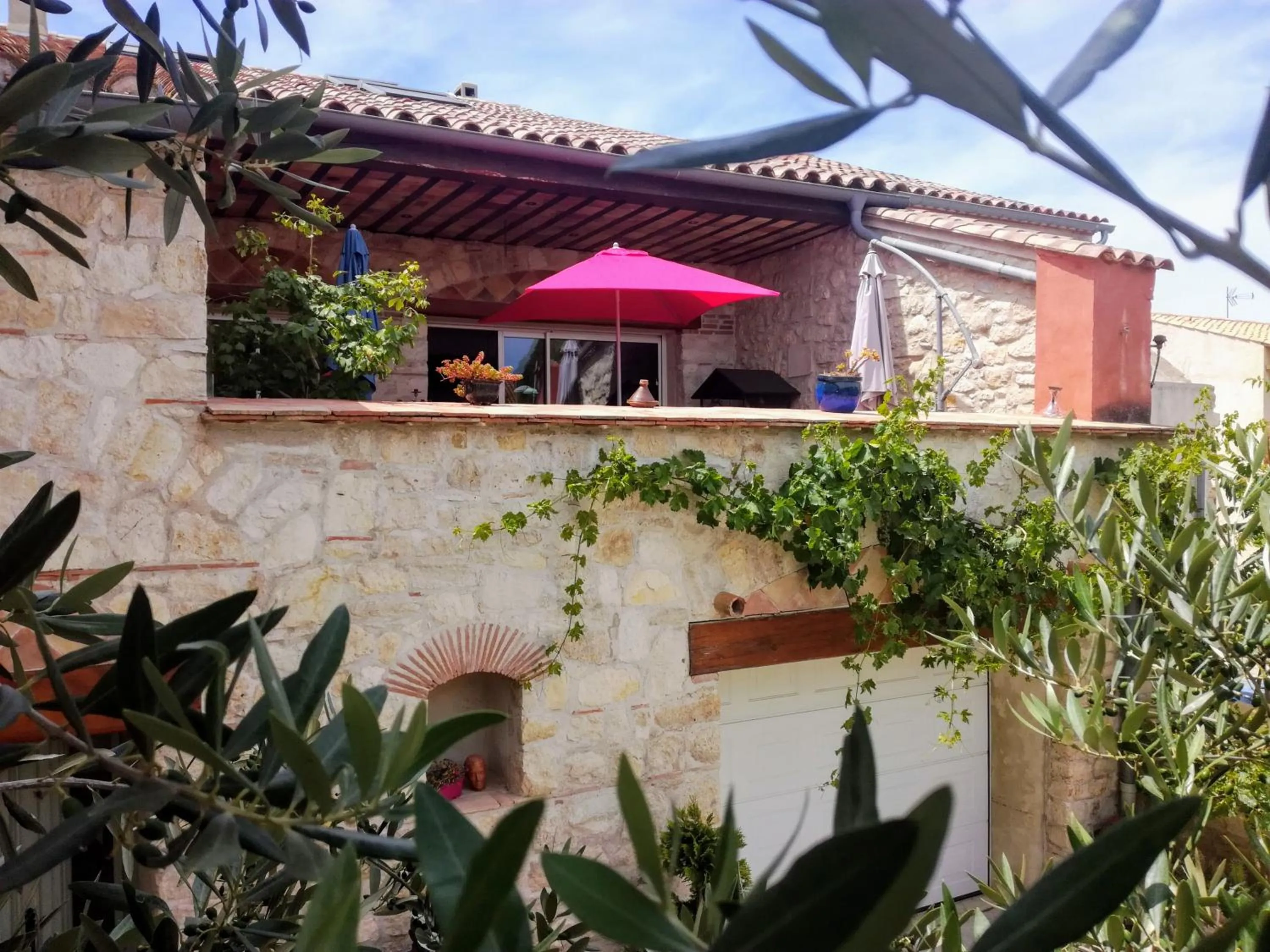 Facade/entrance in VILLA ARTEMIA Maison vigneronne - chambre d hôtes-B&B-piscine et spa