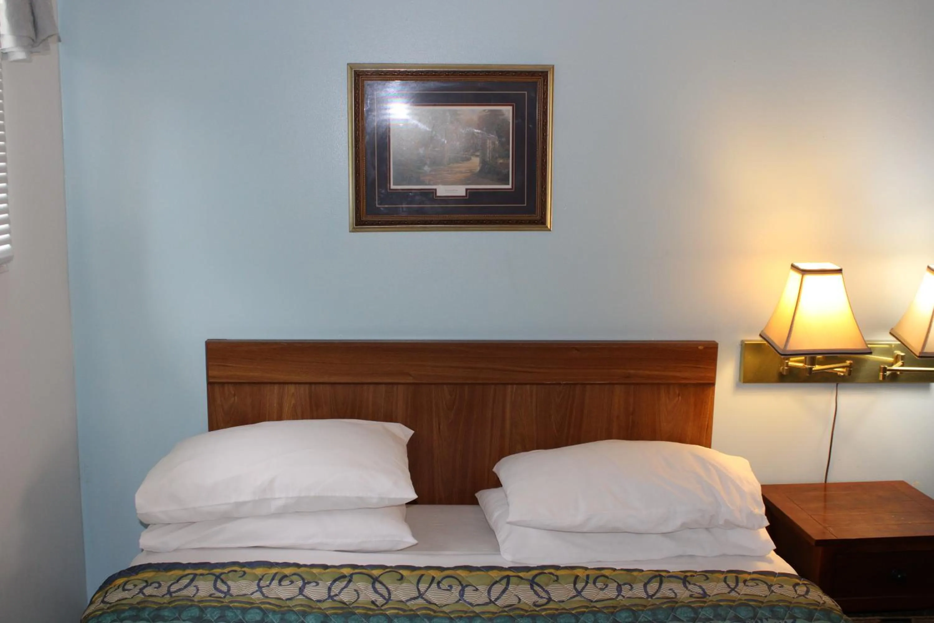 Bedroom in River Road Motel