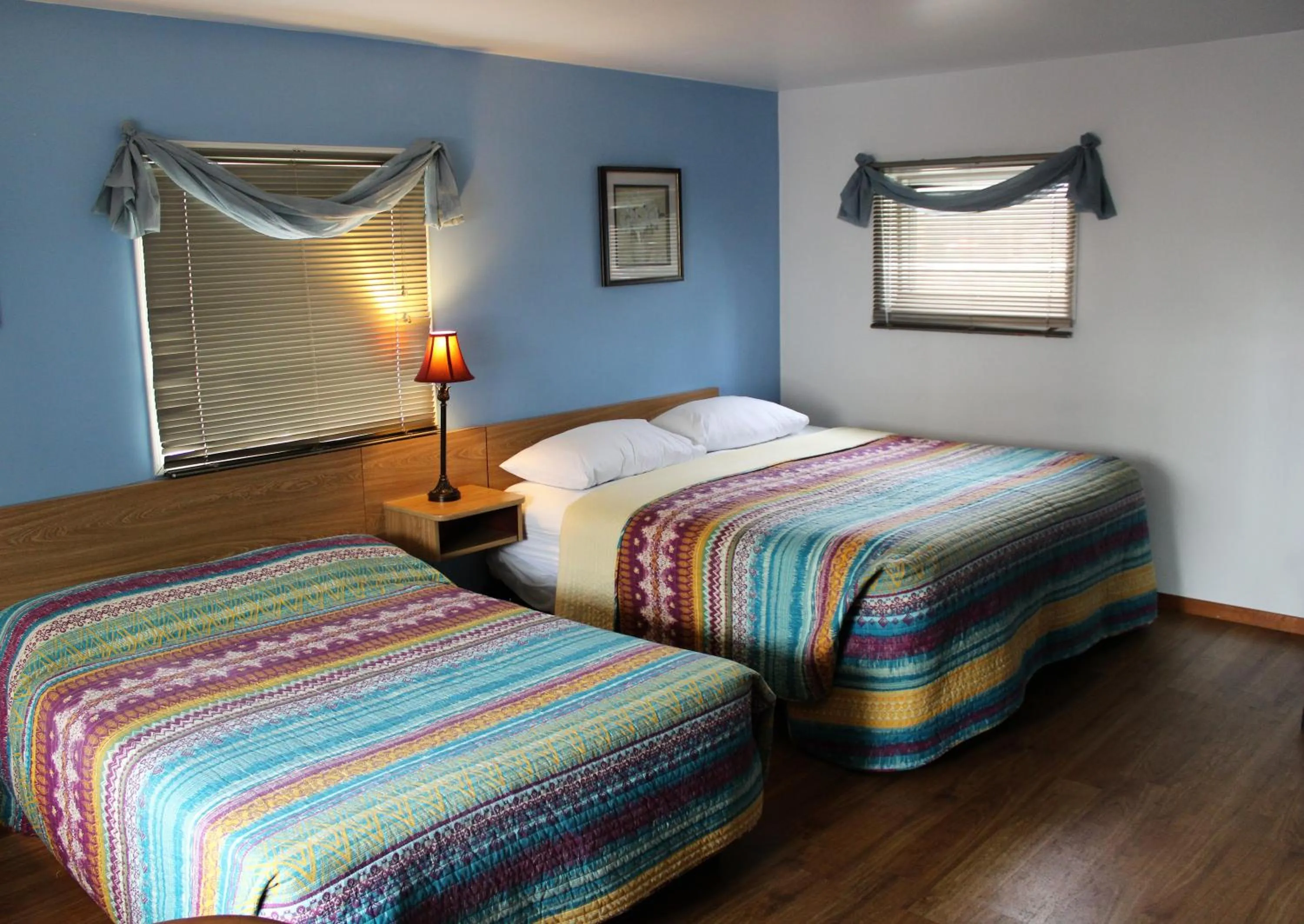 Bedroom in River Road Motel