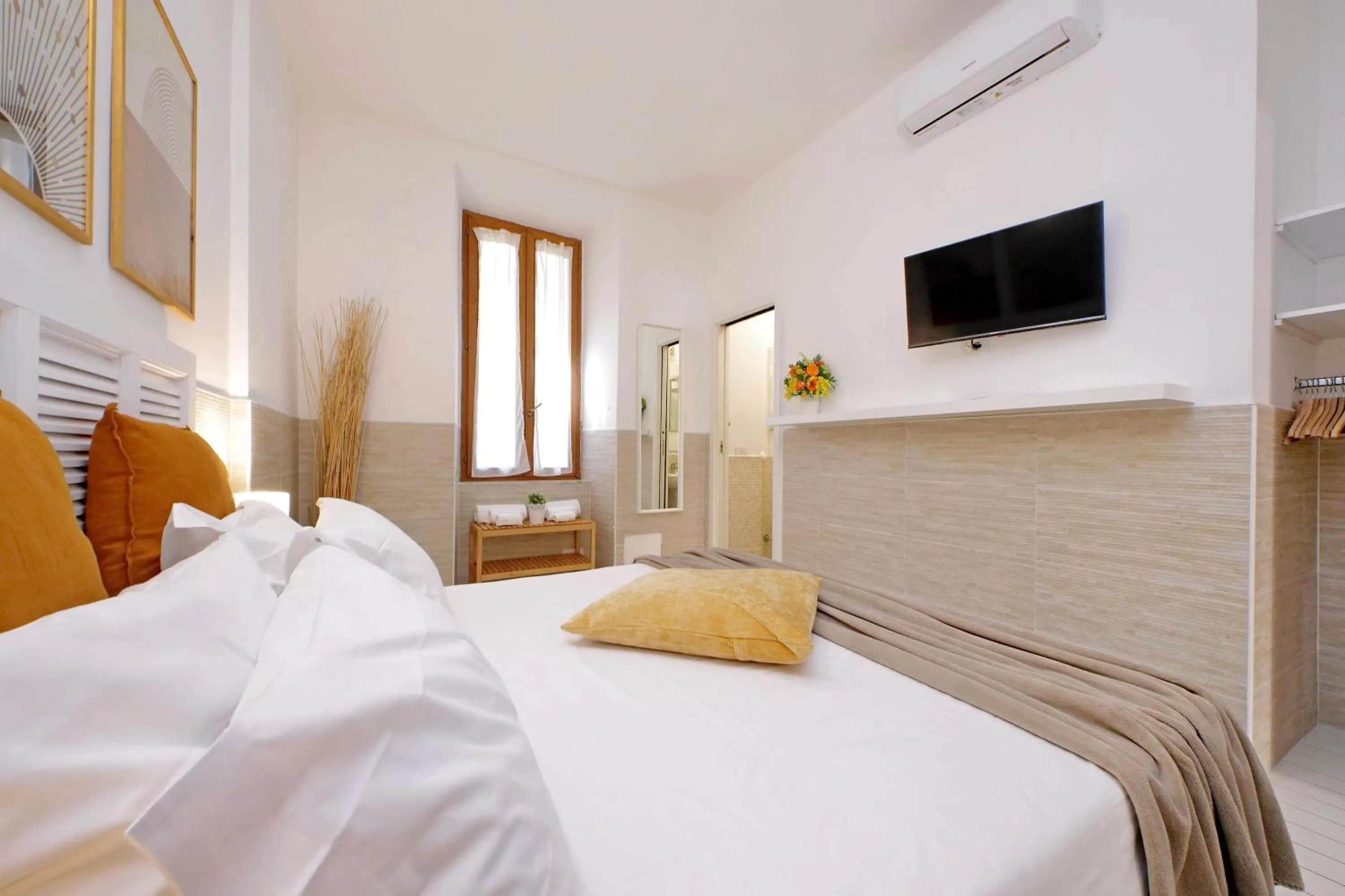 Photo of the whole room, Bed in Opera Inn Suites - Rooms and Apartments