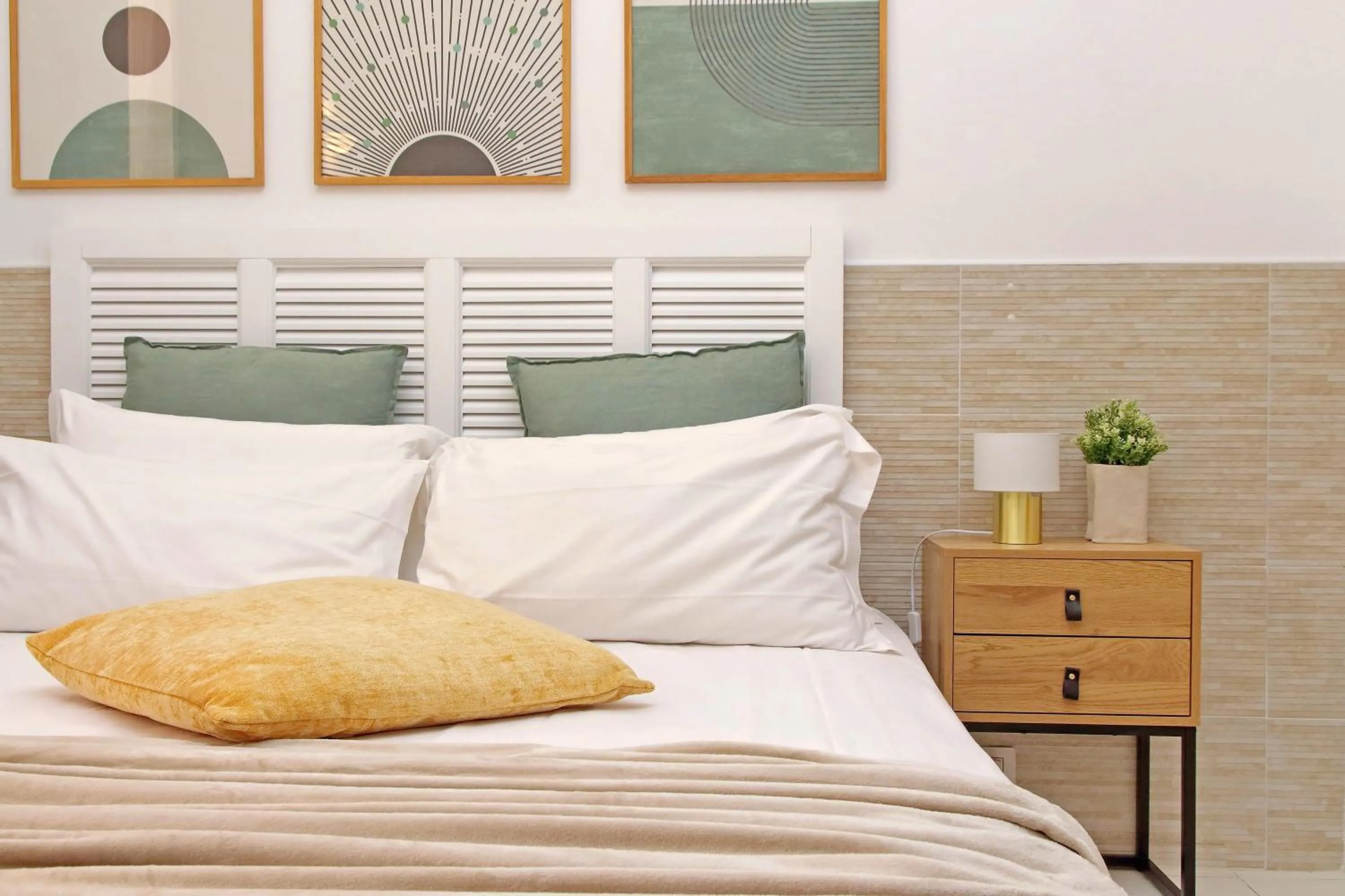 Bed in Opera Inn Suites - Rooms and Apartments