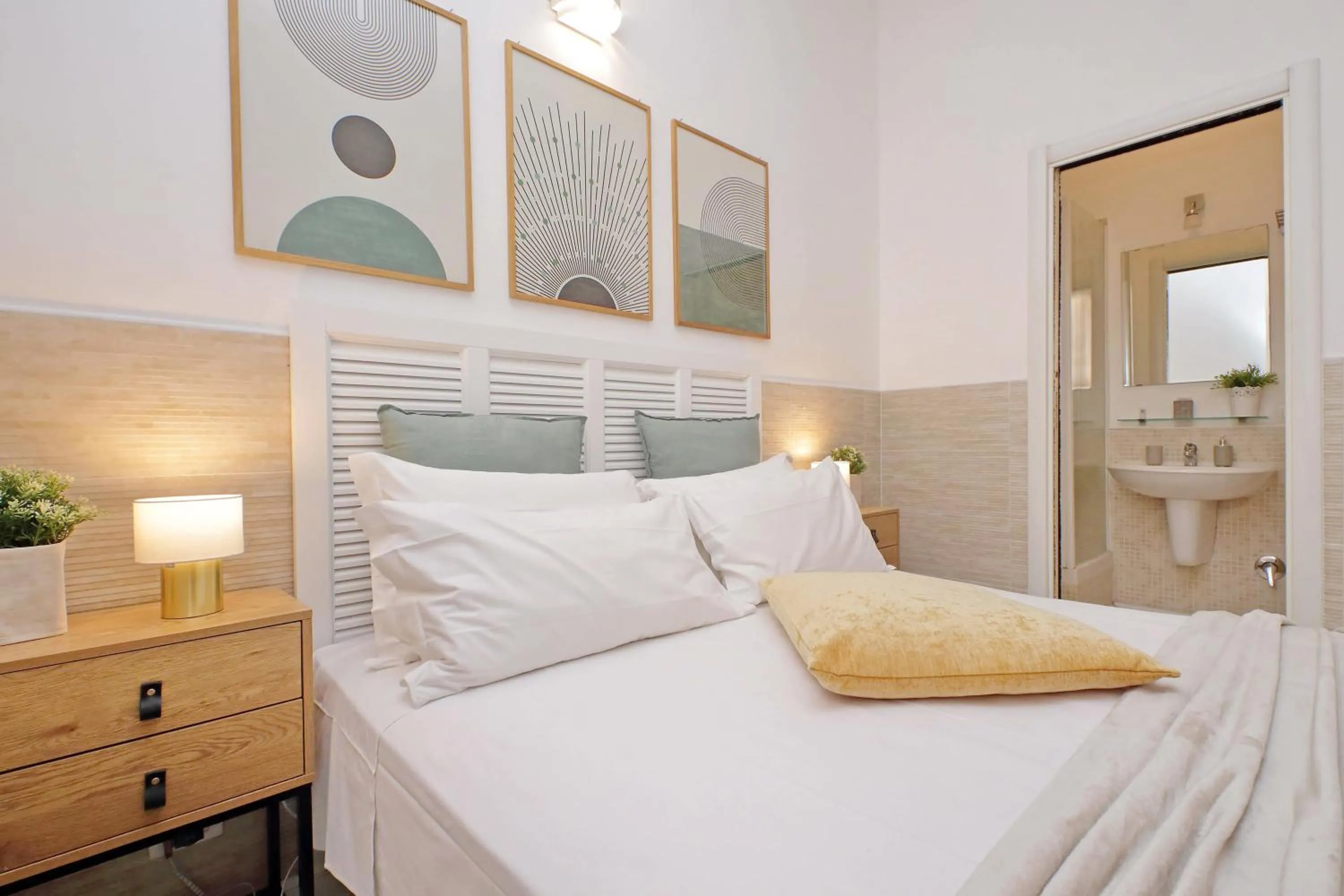 Bathroom, Bed in Opera Inn Suites - Rooms and Apartments