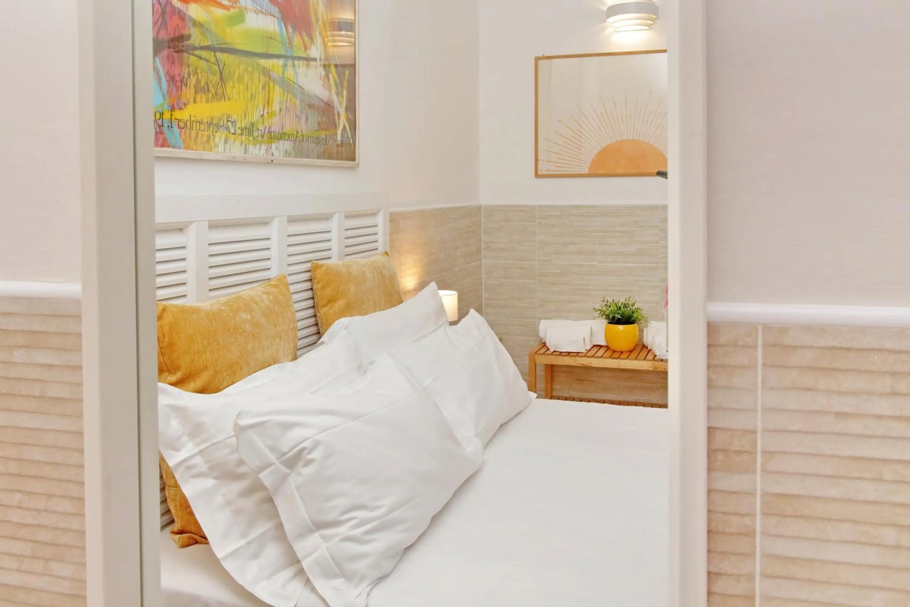 Photo of the whole room, Bed in Opera Inn Suites - Rooms and Apartments