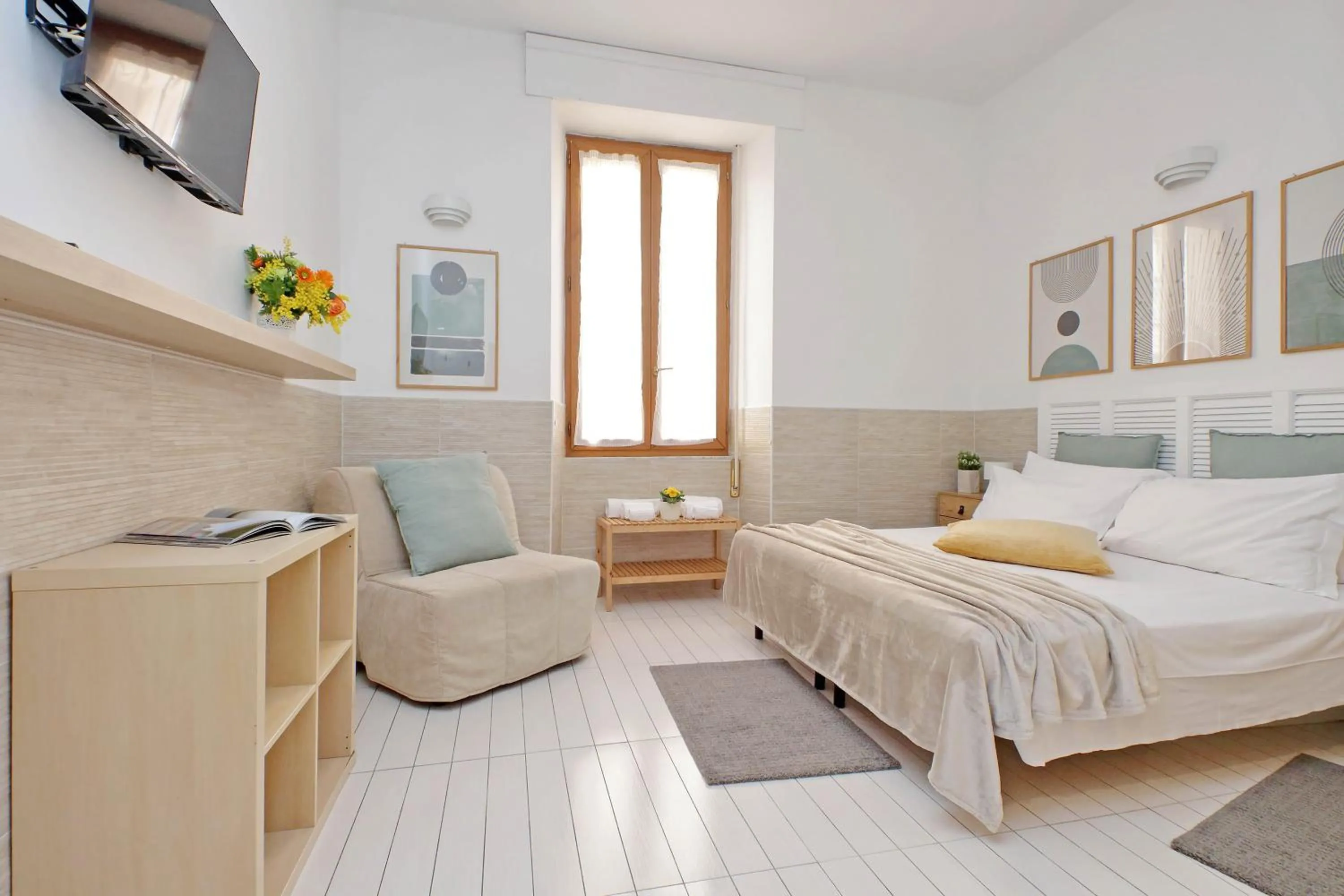 Photo of the whole room, Bed in Opera Inn Suites - Rooms and Apartments