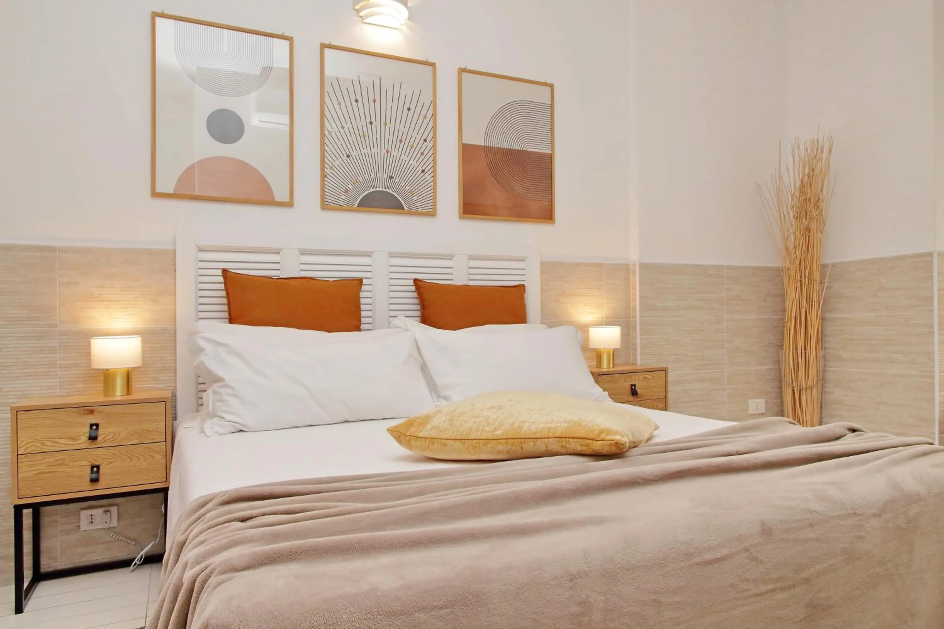 Bedroom, Bed in Opera Inn Suites - Rooms and Apartments