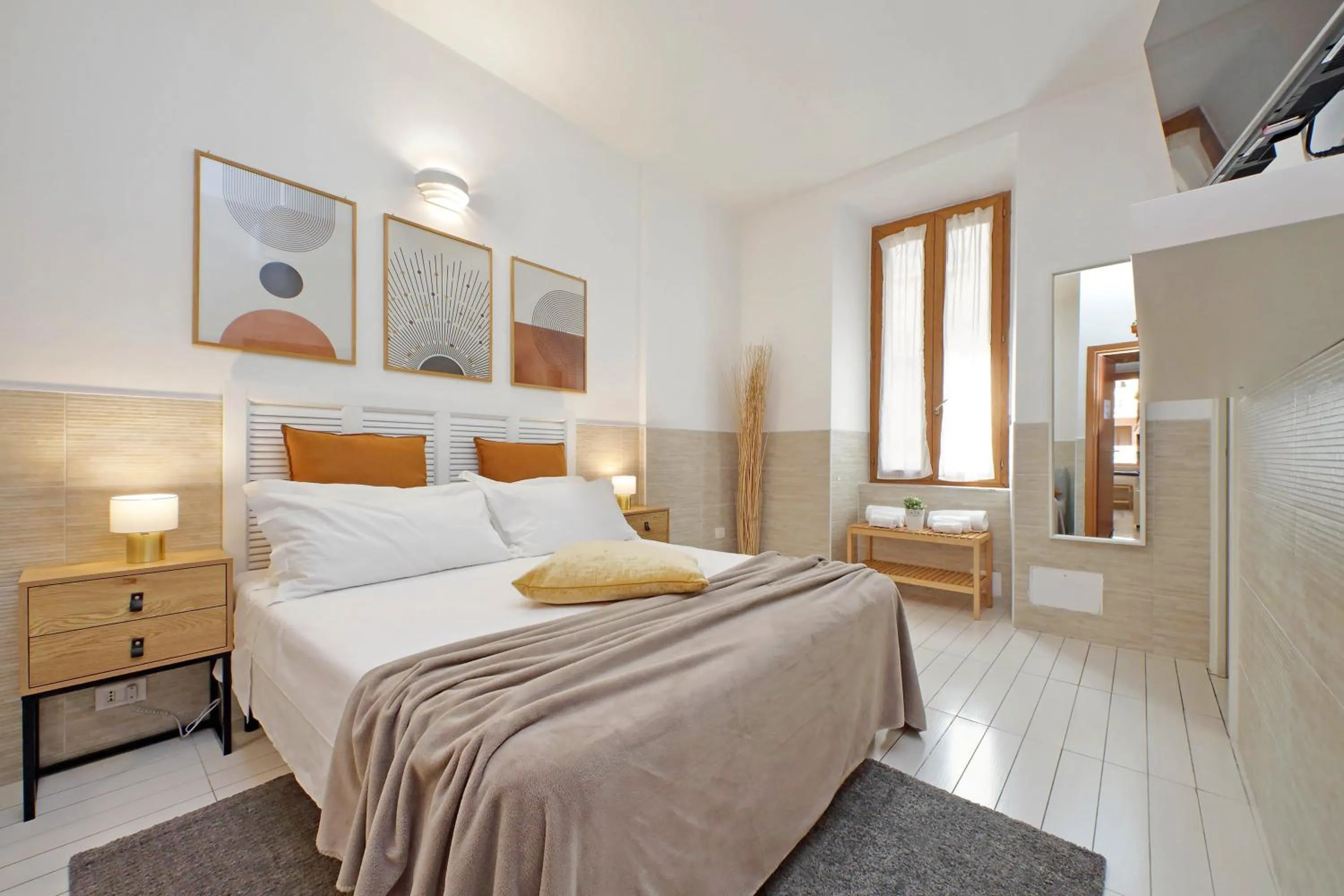 Photo of the whole room, Bed in Opera Inn Suites - Rooms and Apartments