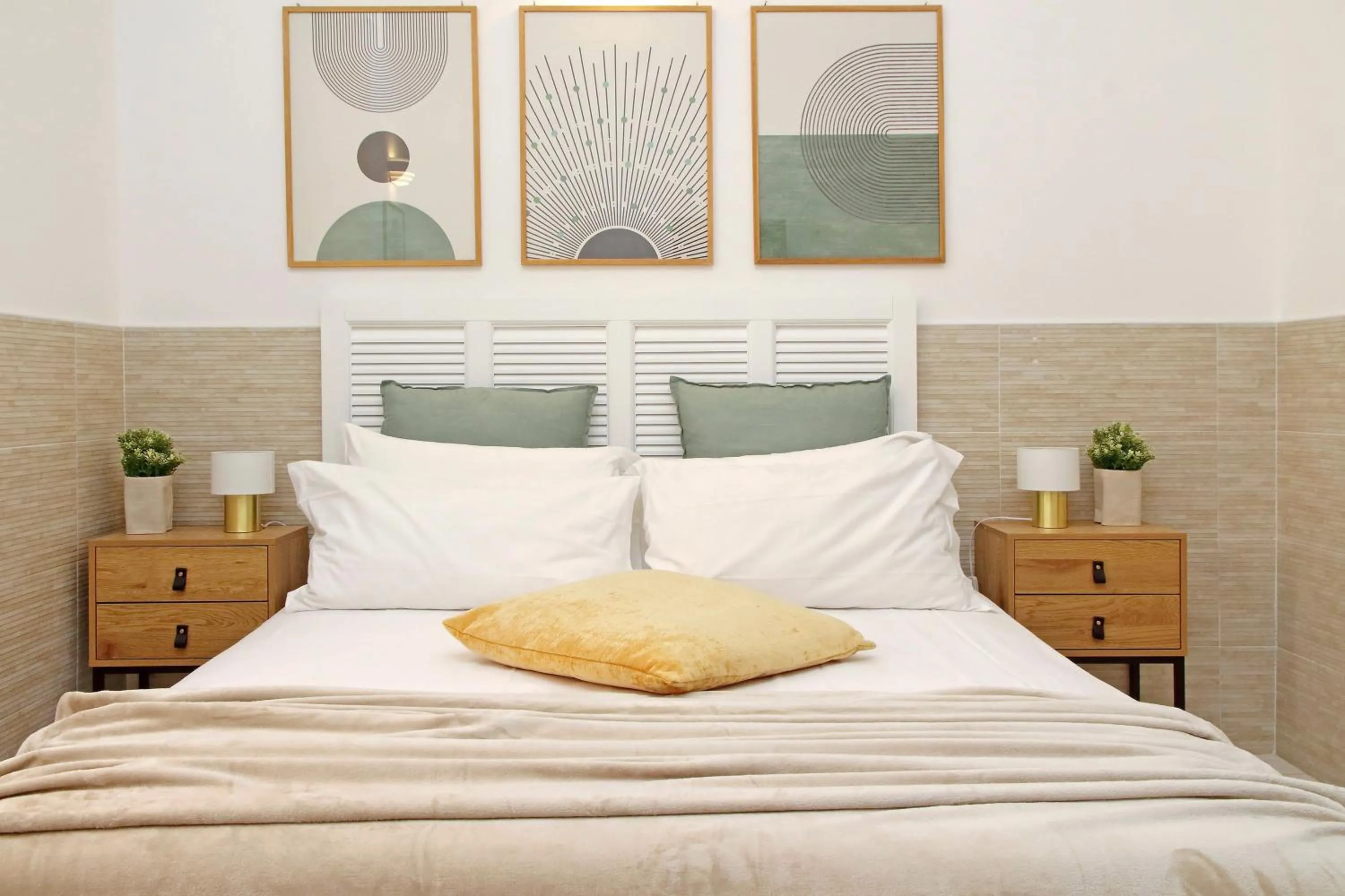 Bedroom, Bed in Opera Inn Suites - Rooms and Apartments