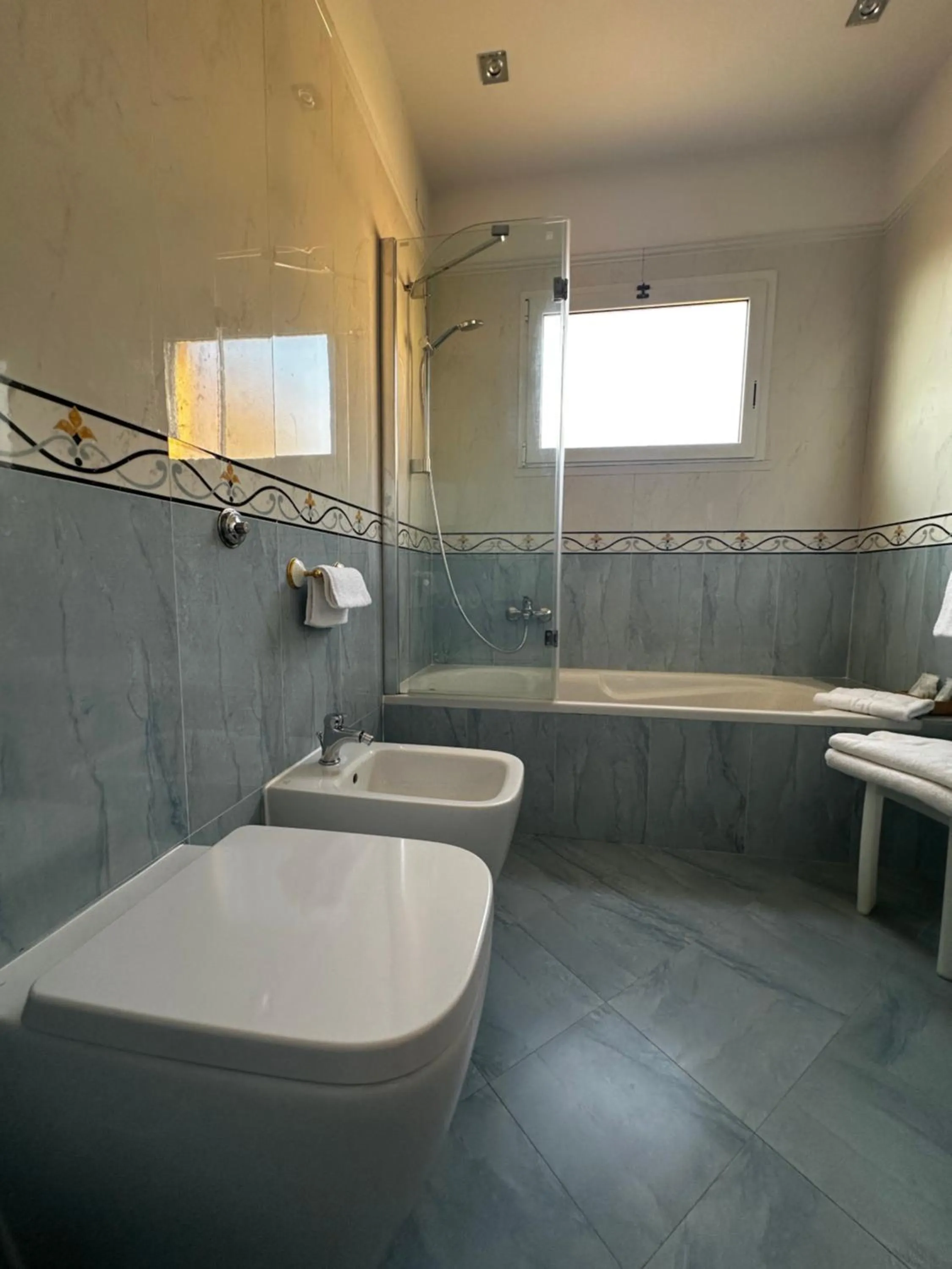 Shower in All Comfort Astoria Palace