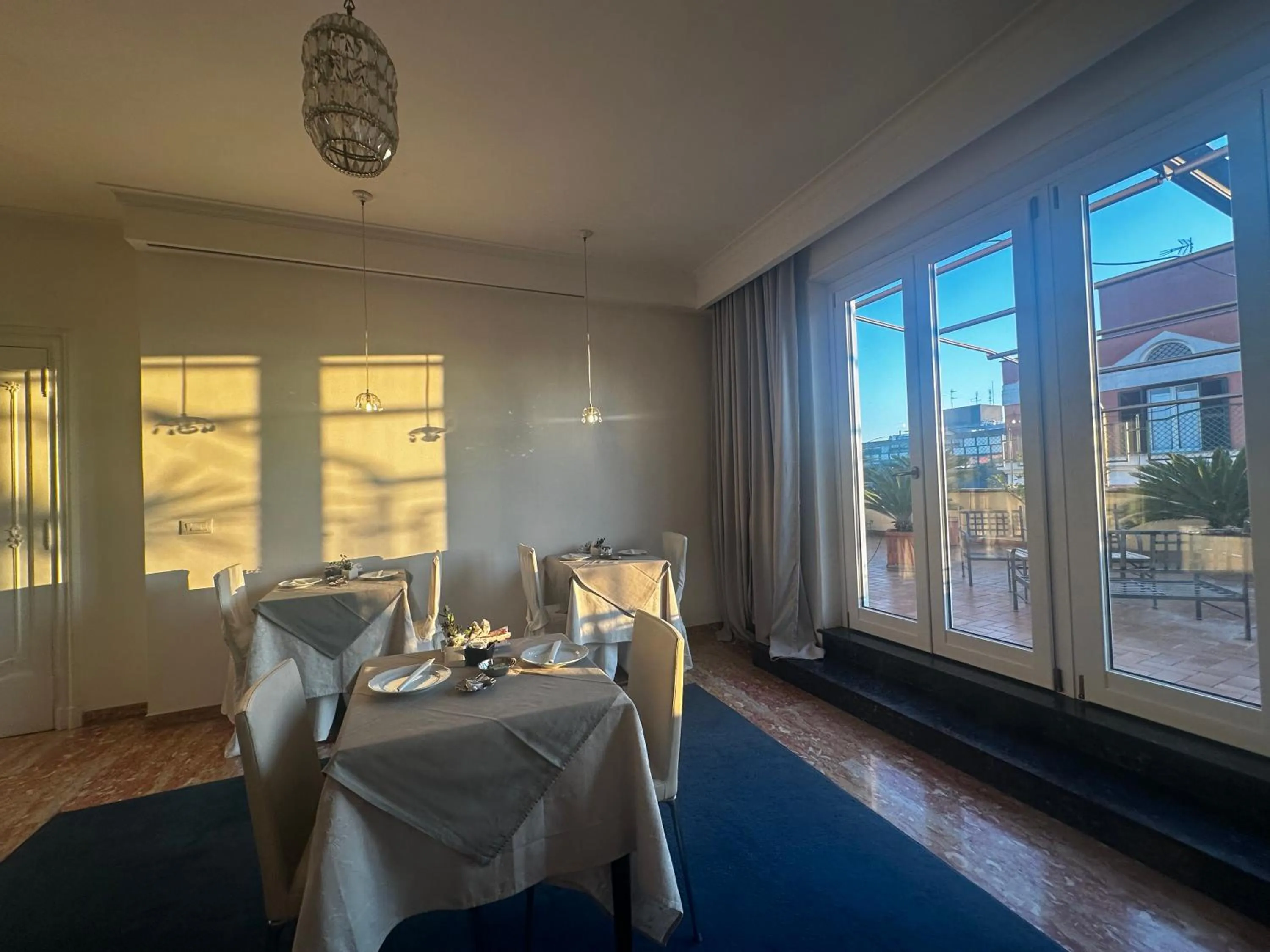 Restaurant/places to eat in All Comfort Astoria Palace