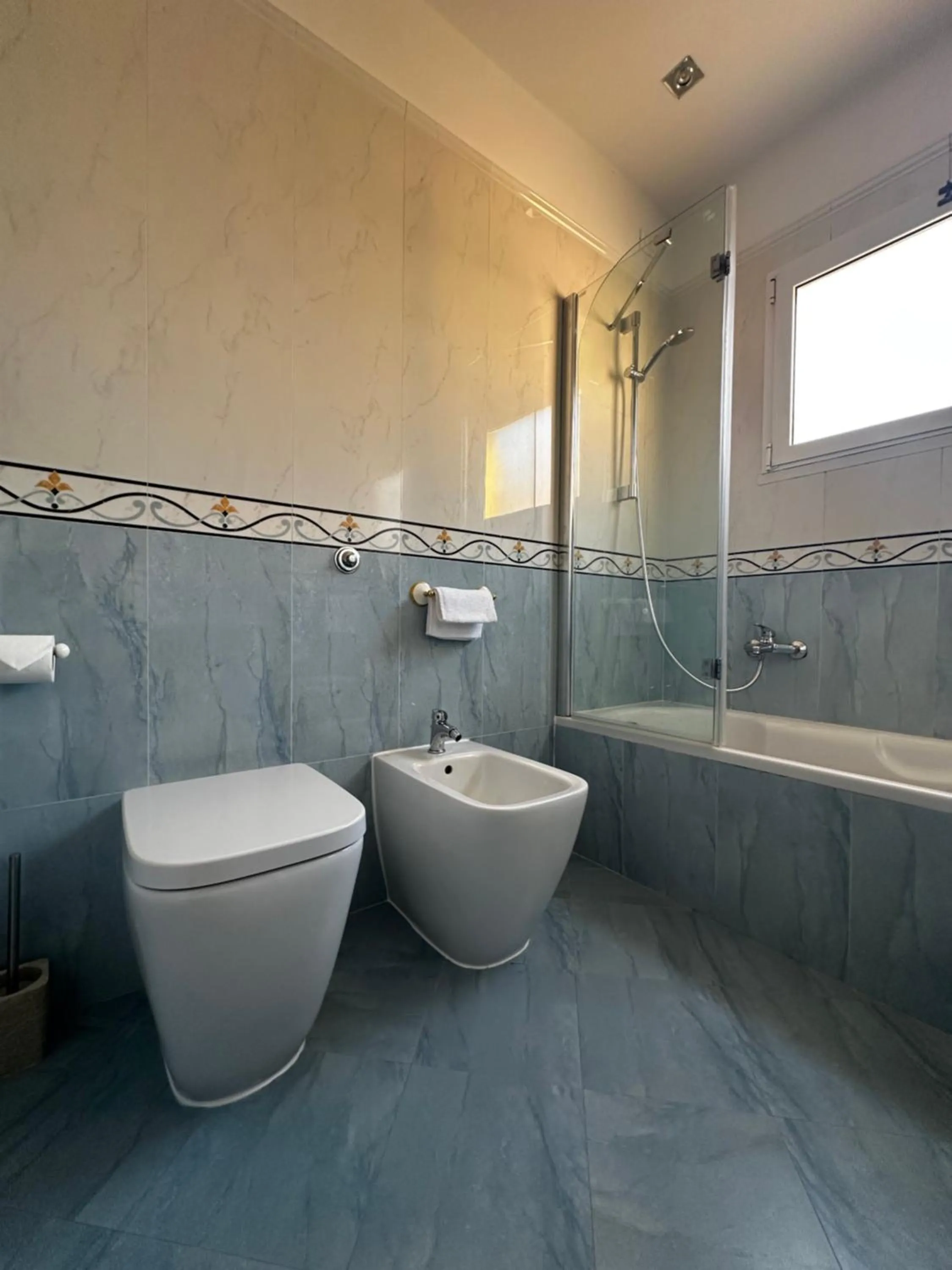 Shower in All Comfort Astoria Palace