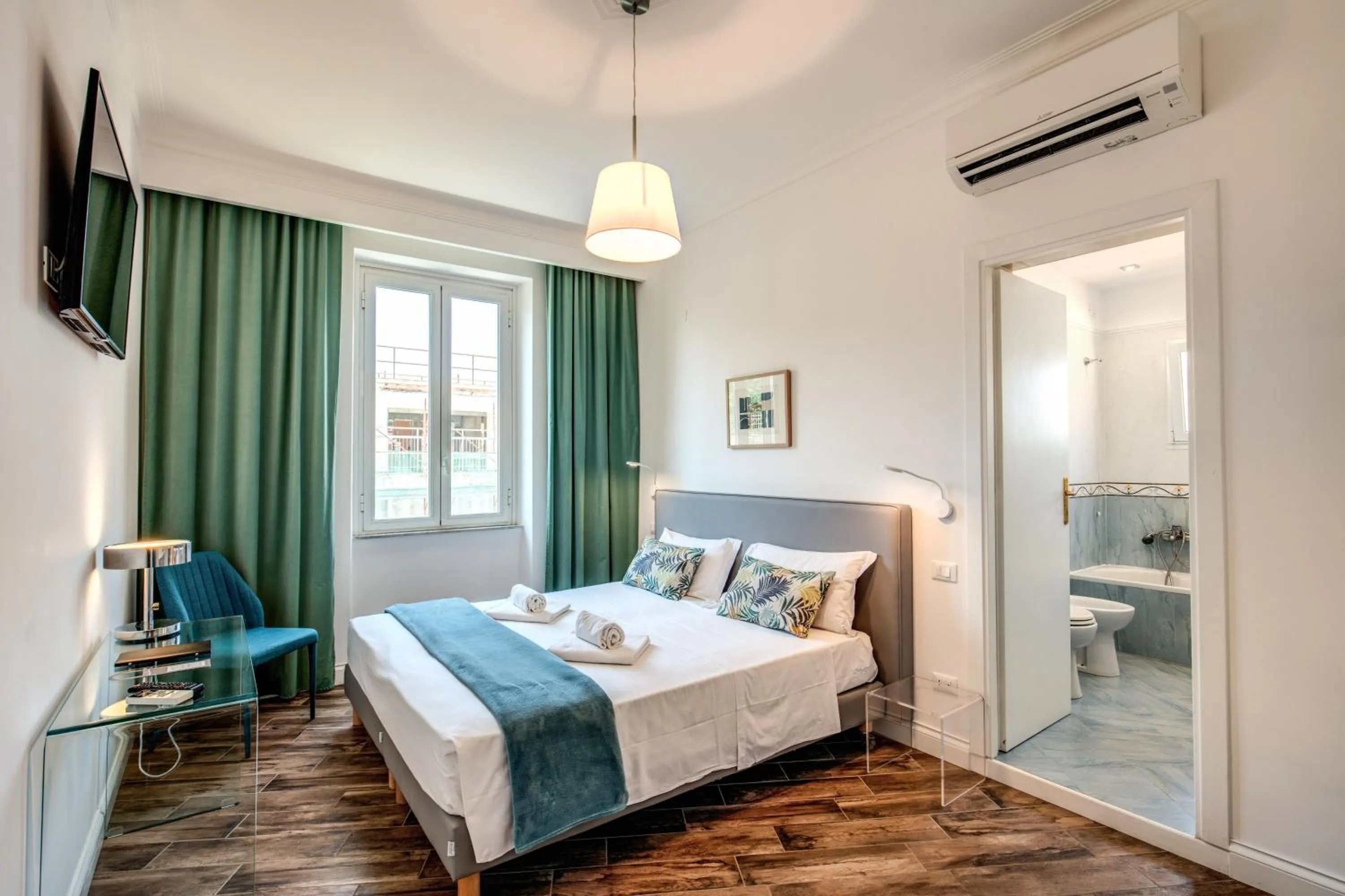 Bedroom, Bed in All Comfort Astoria Palace