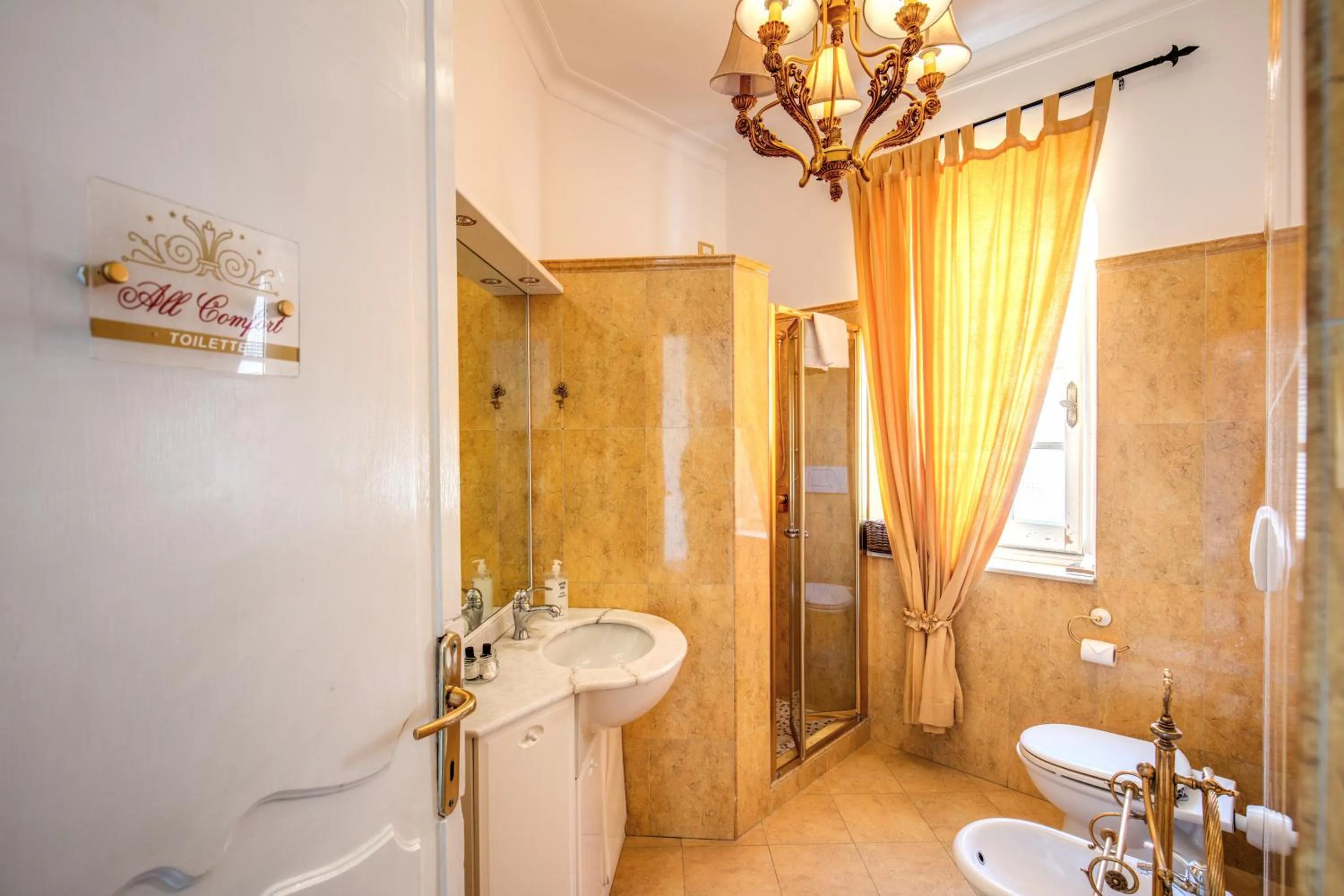 Shower in All Comfort Astoria Palace