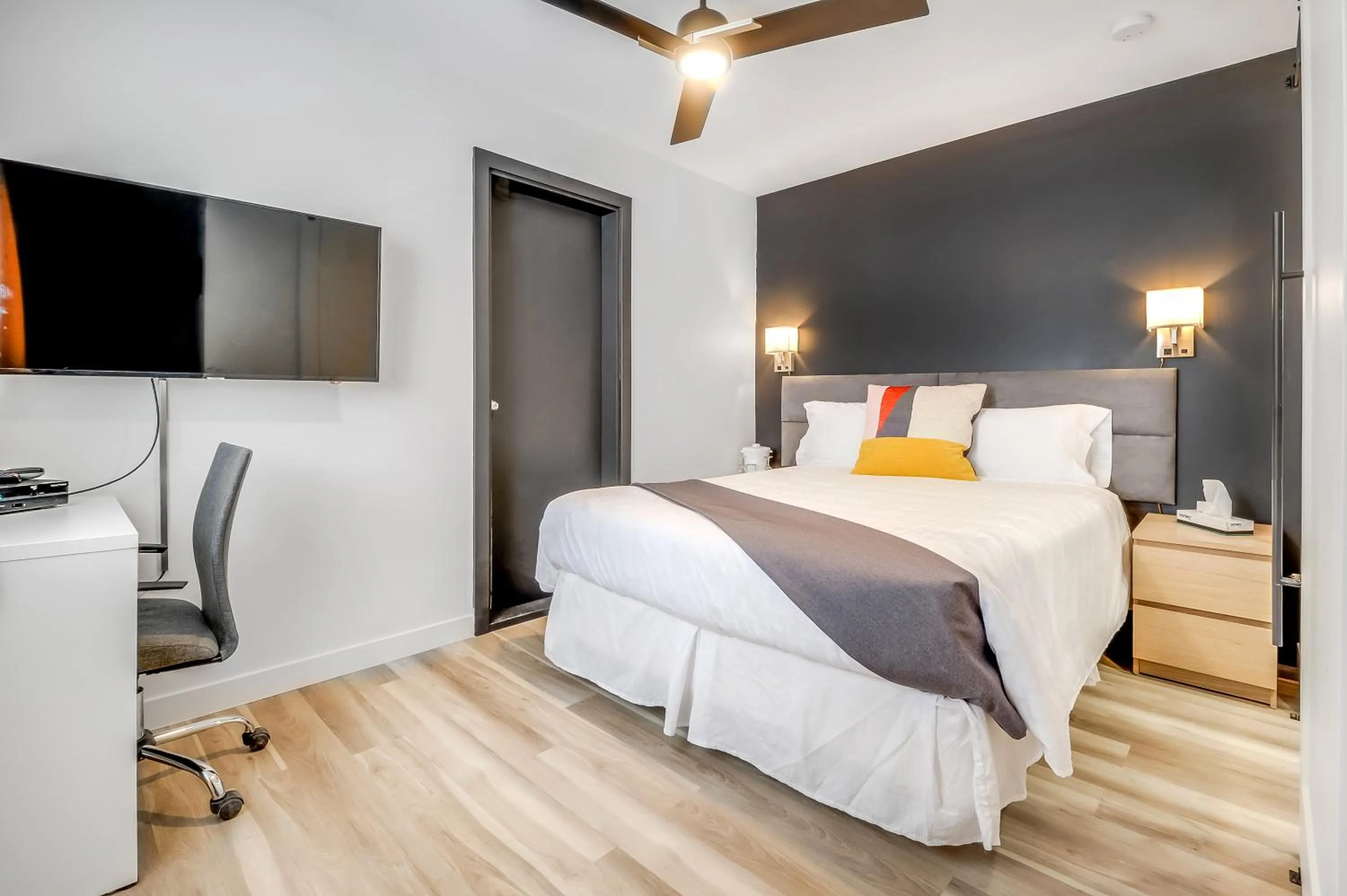 Photo of the whole room, Bed in Motel Lévis