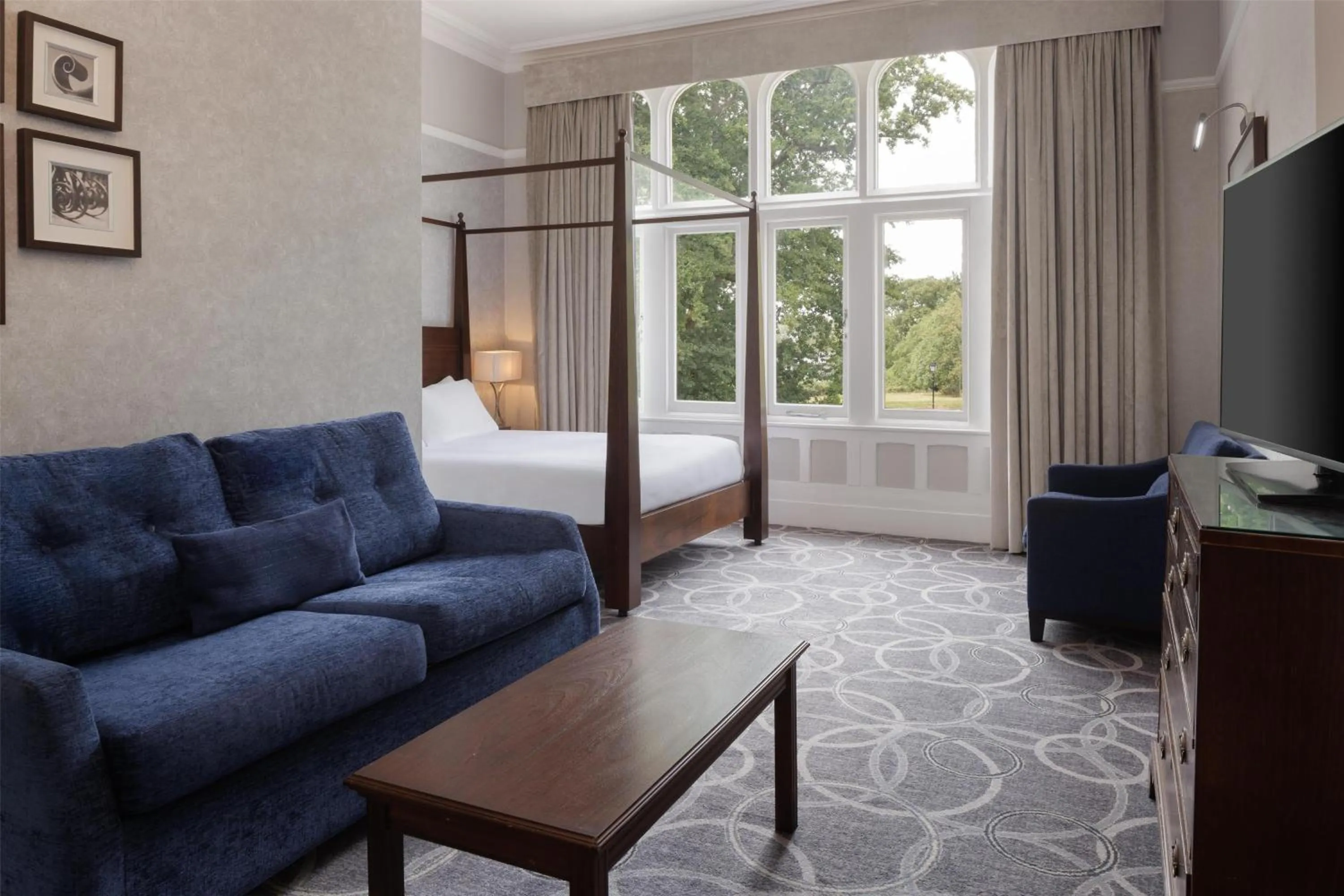 Living room, Bed in DoubleTree by Hilton St. Anne's Manor