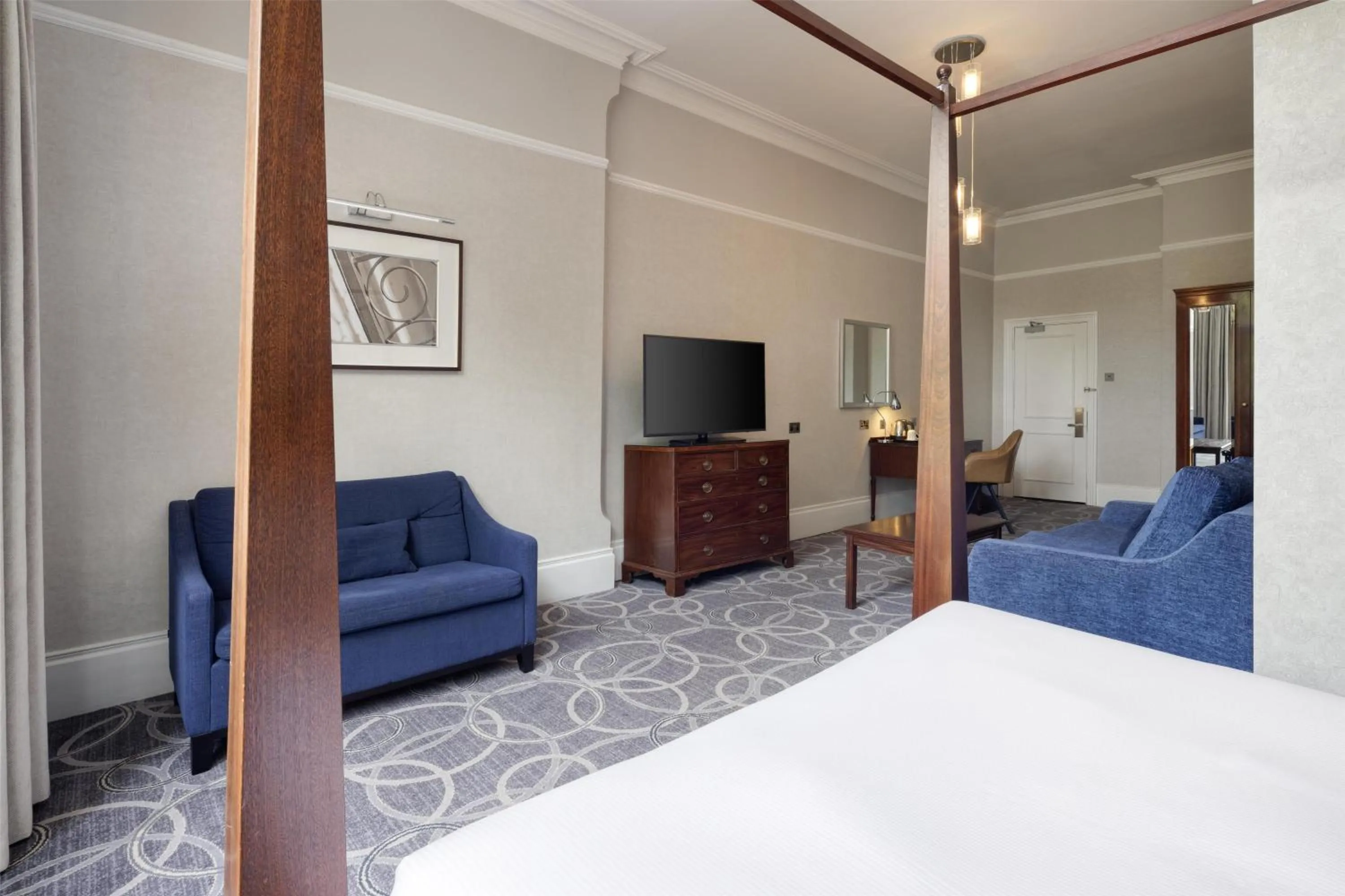 Living room, Bed in DoubleTree by Hilton St. Anne's Manor