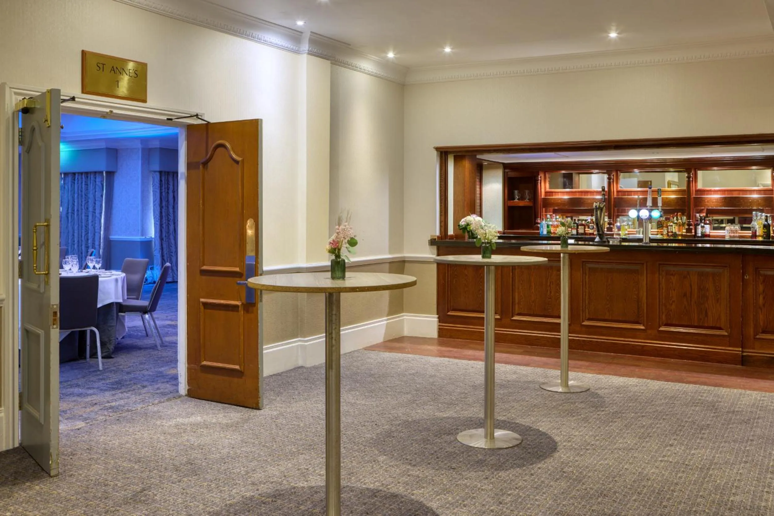 Lounge or bar in DoubleTree by Hilton St. Anne's Manor