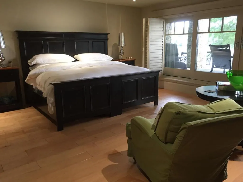 Bed in Gîte et Atelier de L'Artiste Peintre Paysagiste Canadien Gordon Harrison