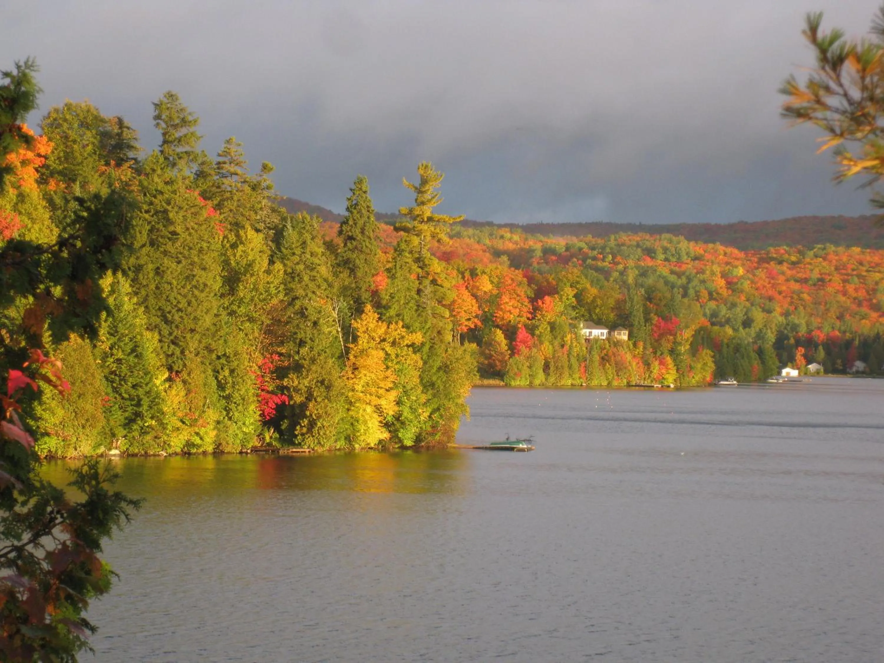 Lake view in Gîte et Atelier de L'Artiste Peintre Paysagiste Canadien Gordon Harrison