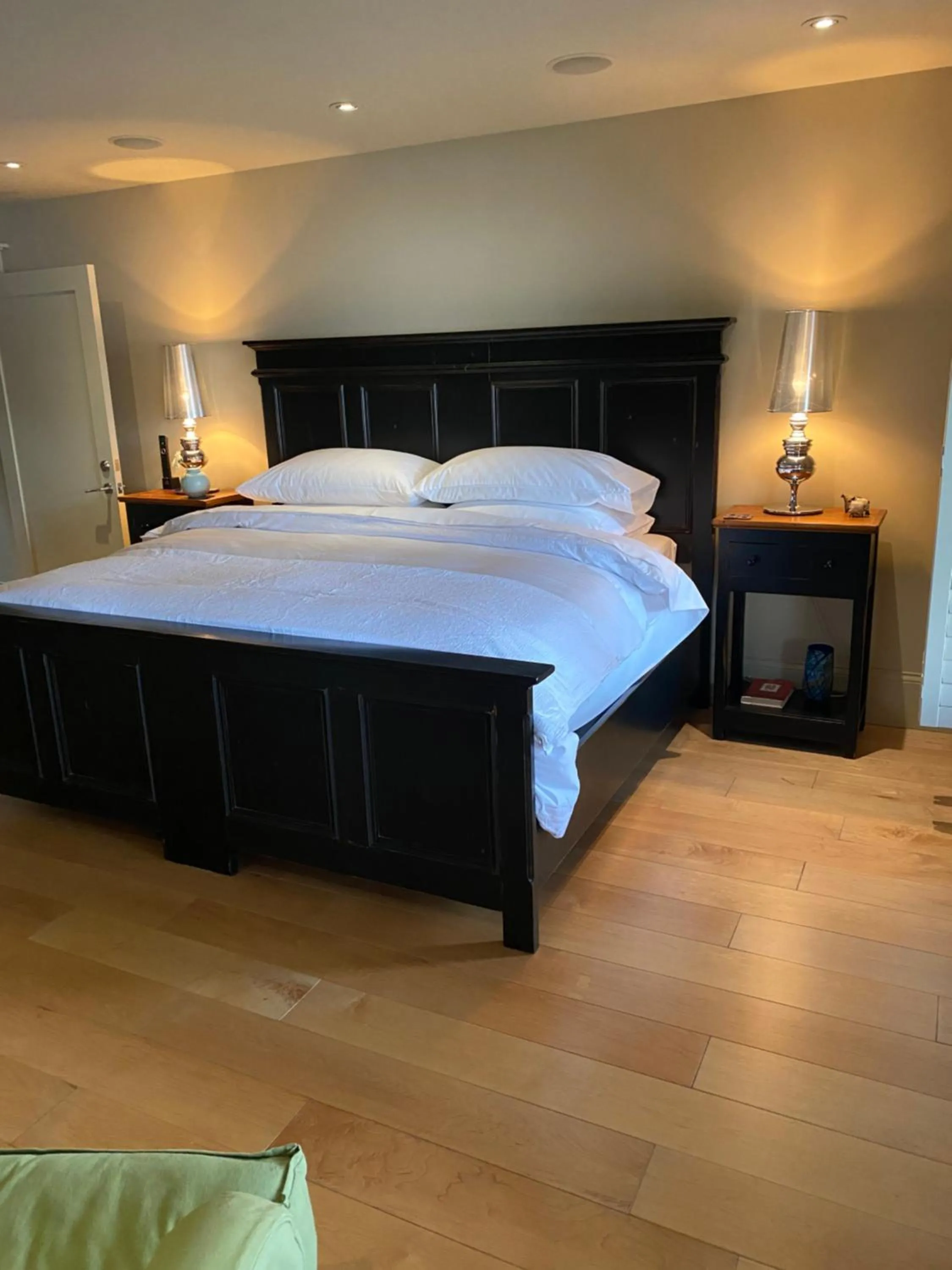 Bed in Gîte et Atelier de L'Artiste Peintre Paysagiste Canadien Gordon Harrison