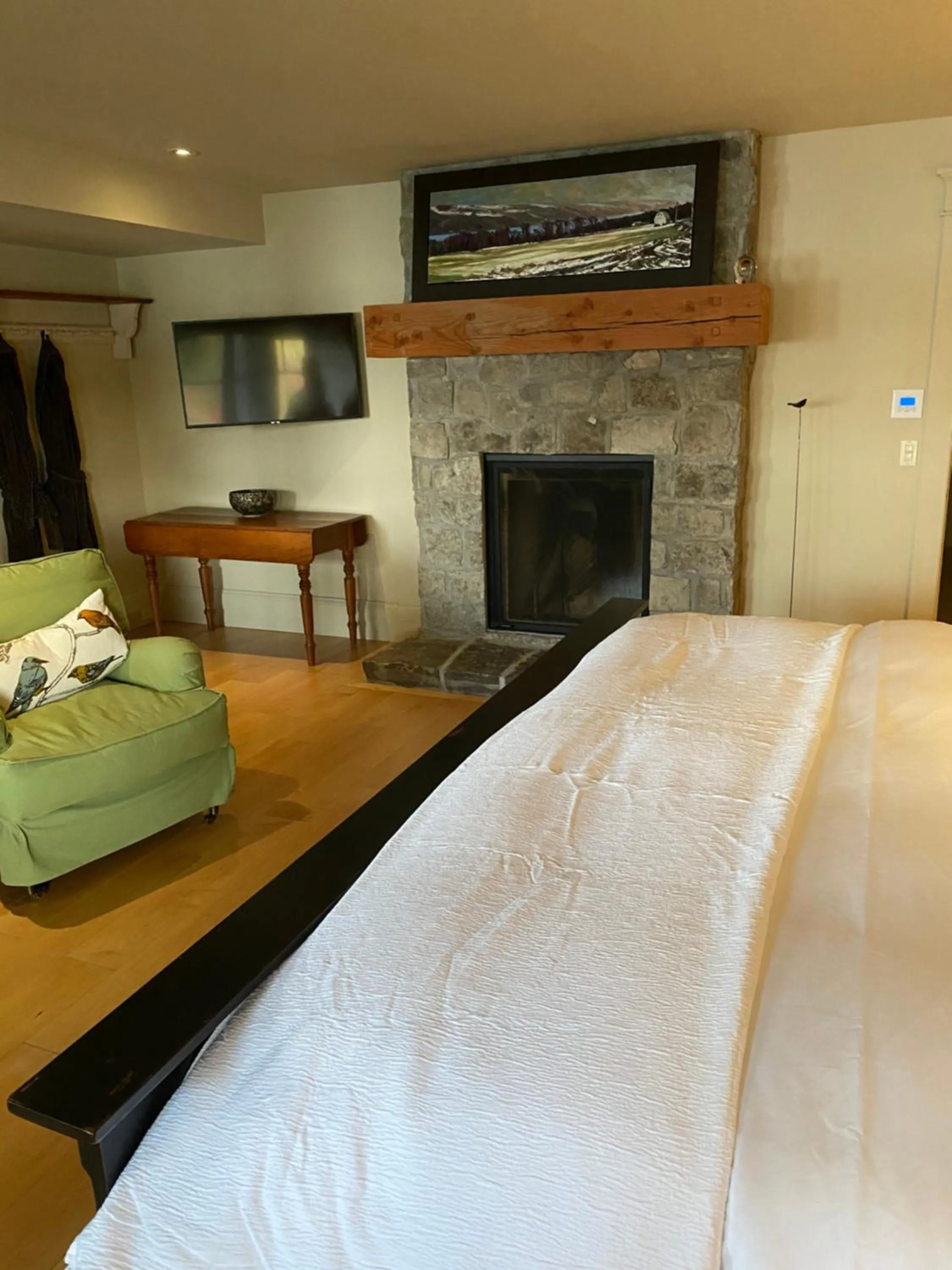 Bed in Gîte et Atelier de L'Artiste Peintre Paysagiste Canadien Gordon Harrison
