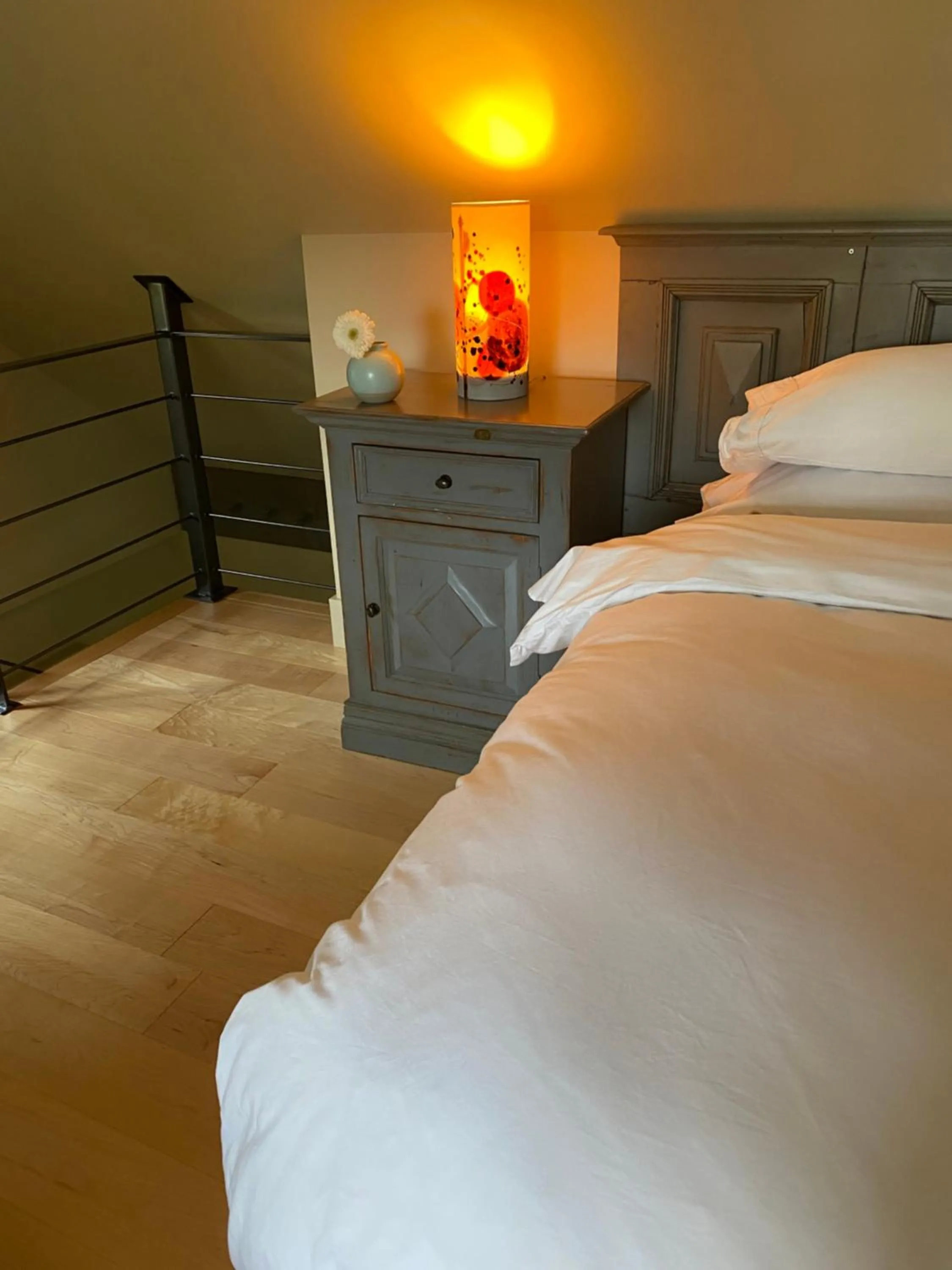 Bed in Gîte et Atelier de L'Artiste Peintre Paysagiste Canadien Gordon Harrison