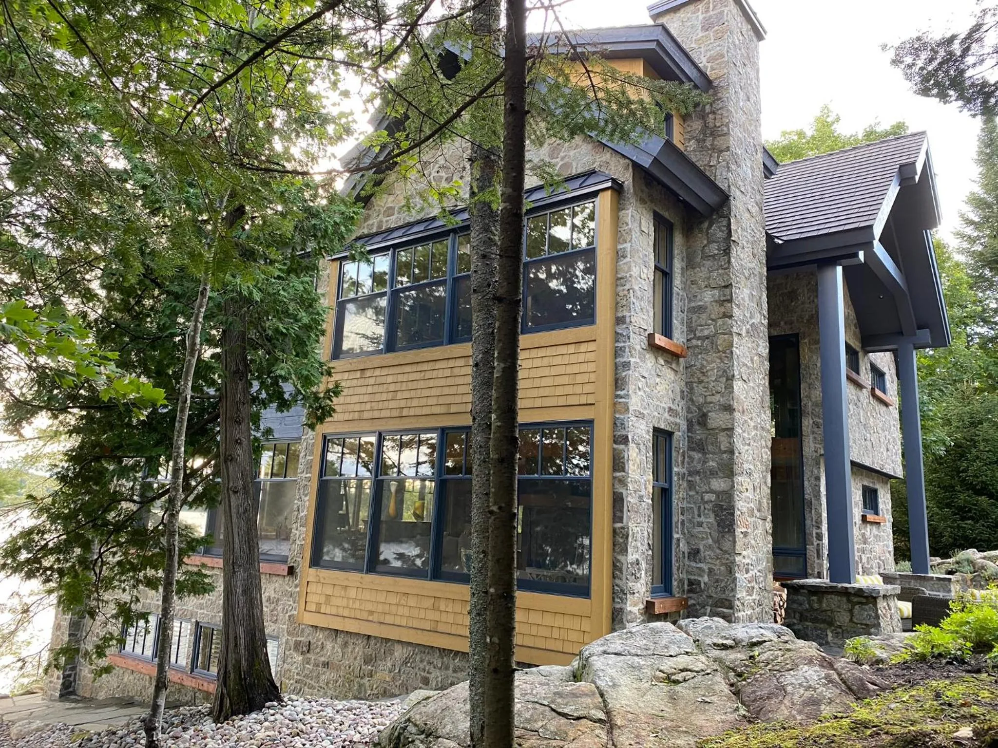 Property building in Gîte et Atelier de L'Artiste Peintre Paysagiste Canadien Gordon Harrison