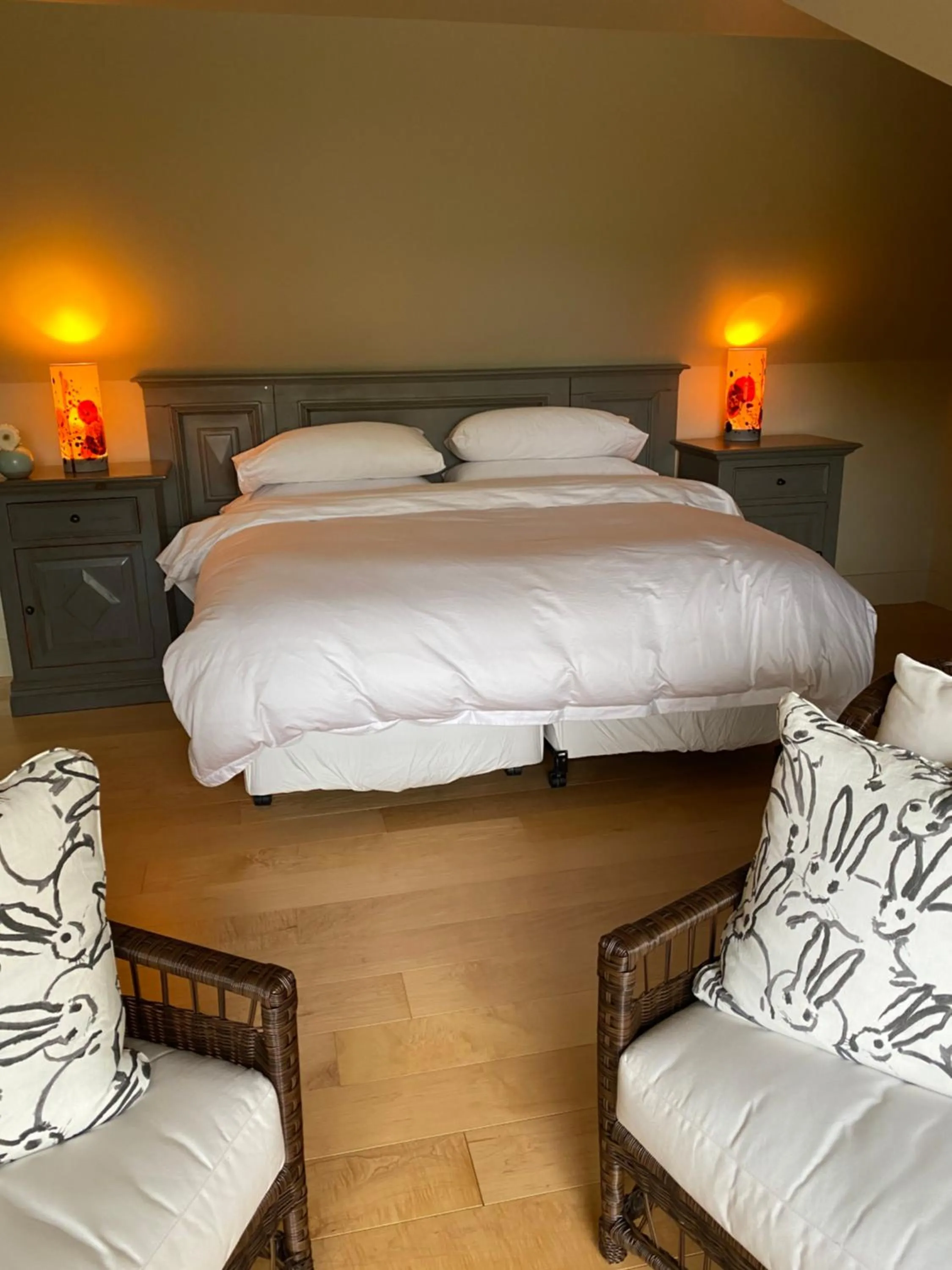 Bed in Gîte et Atelier de L'Artiste Peintre Paysagiste Canadien Gordon Harrison