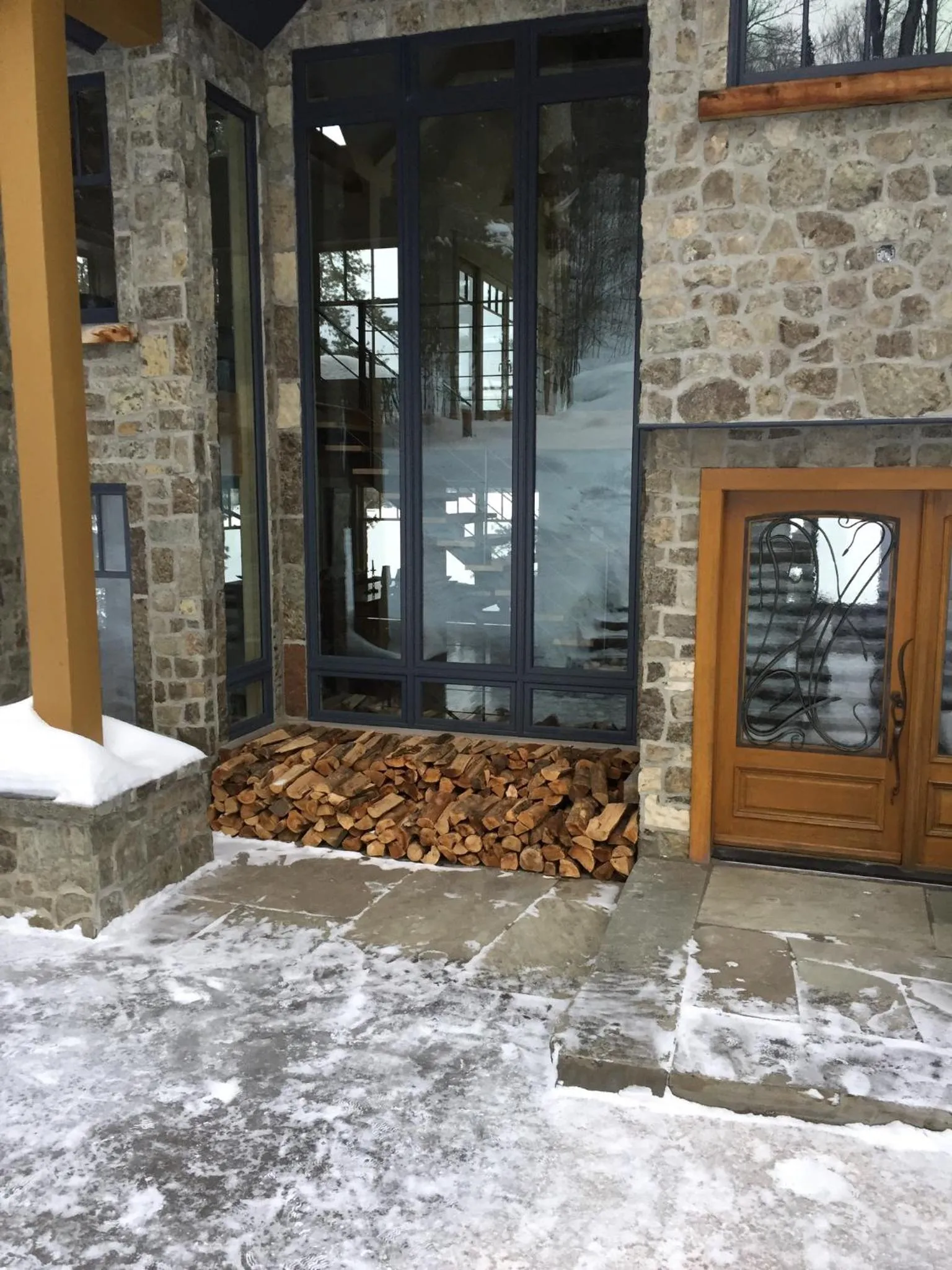 Property building in Gîte et Atelier de L'Artiste Peintre Paysagiste Canadien Gordon Harrison