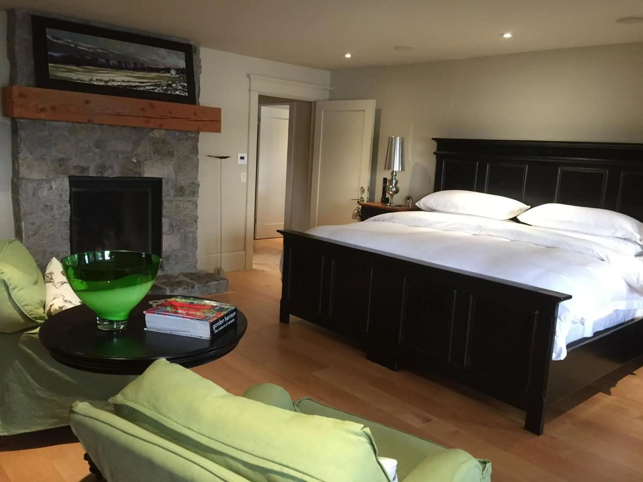 Bed in Gîte et Atelier de L'Artiste Peintre Paysagiste Canadien Gordon Harrison