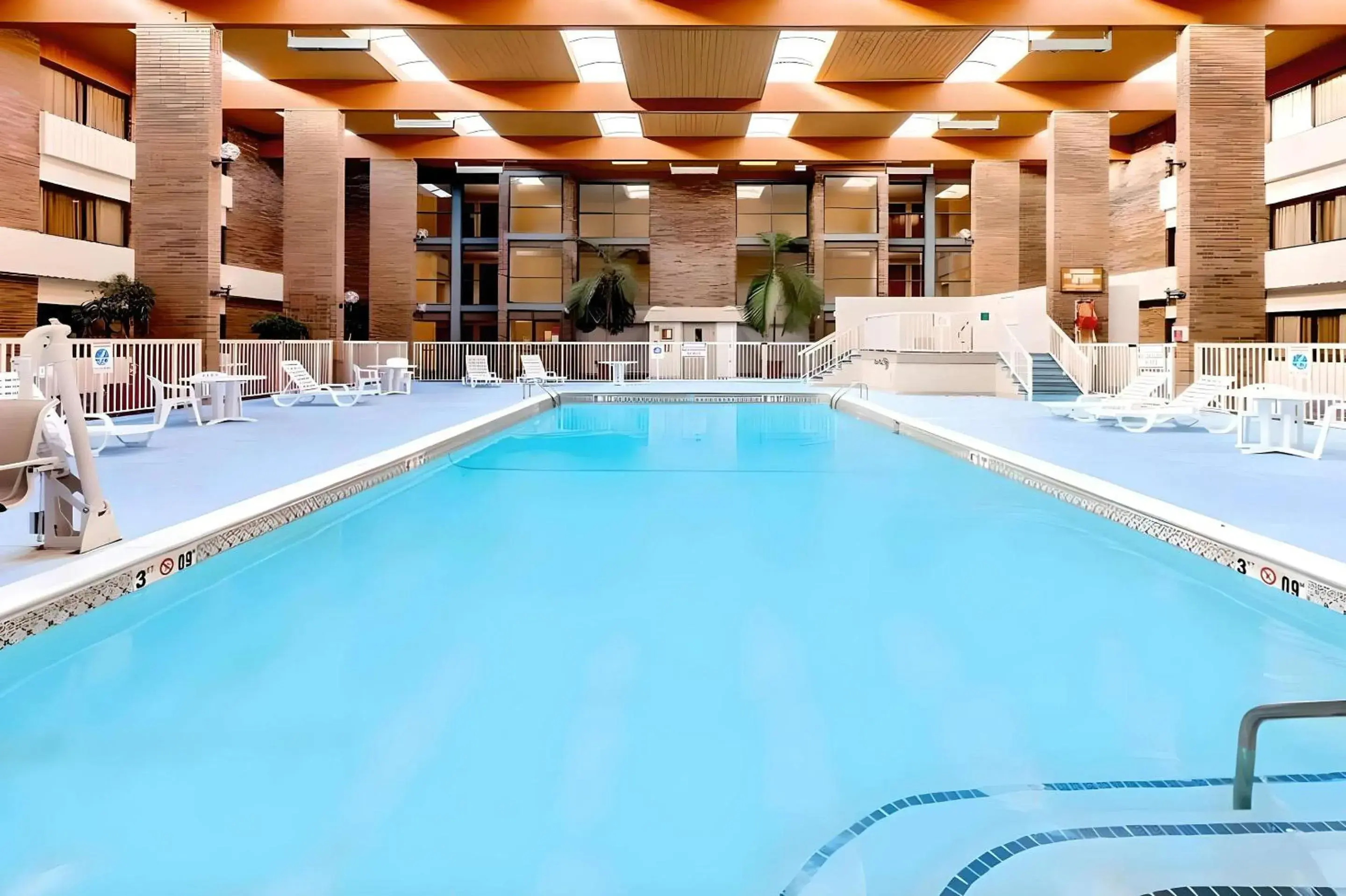 Swimming pool in Clarion Hotel & Conference Center Lansing West Swimming pool in Clarion Hotel & Conference Center Lansing West