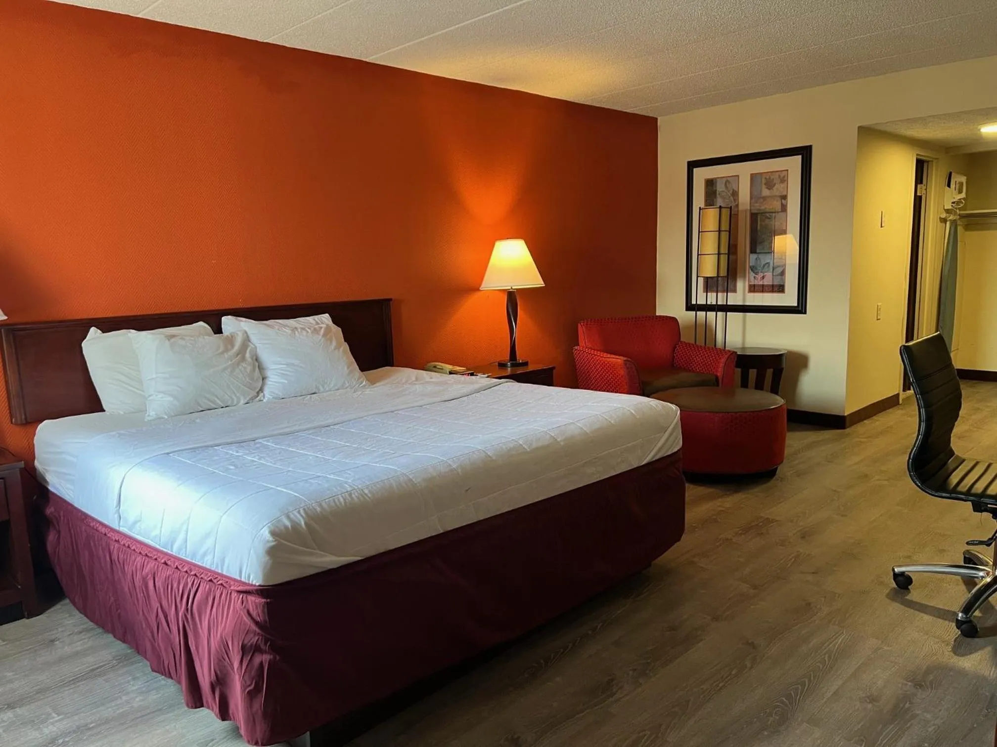 Bed in Clarion Hotel &amp; Conference Center Lansing West