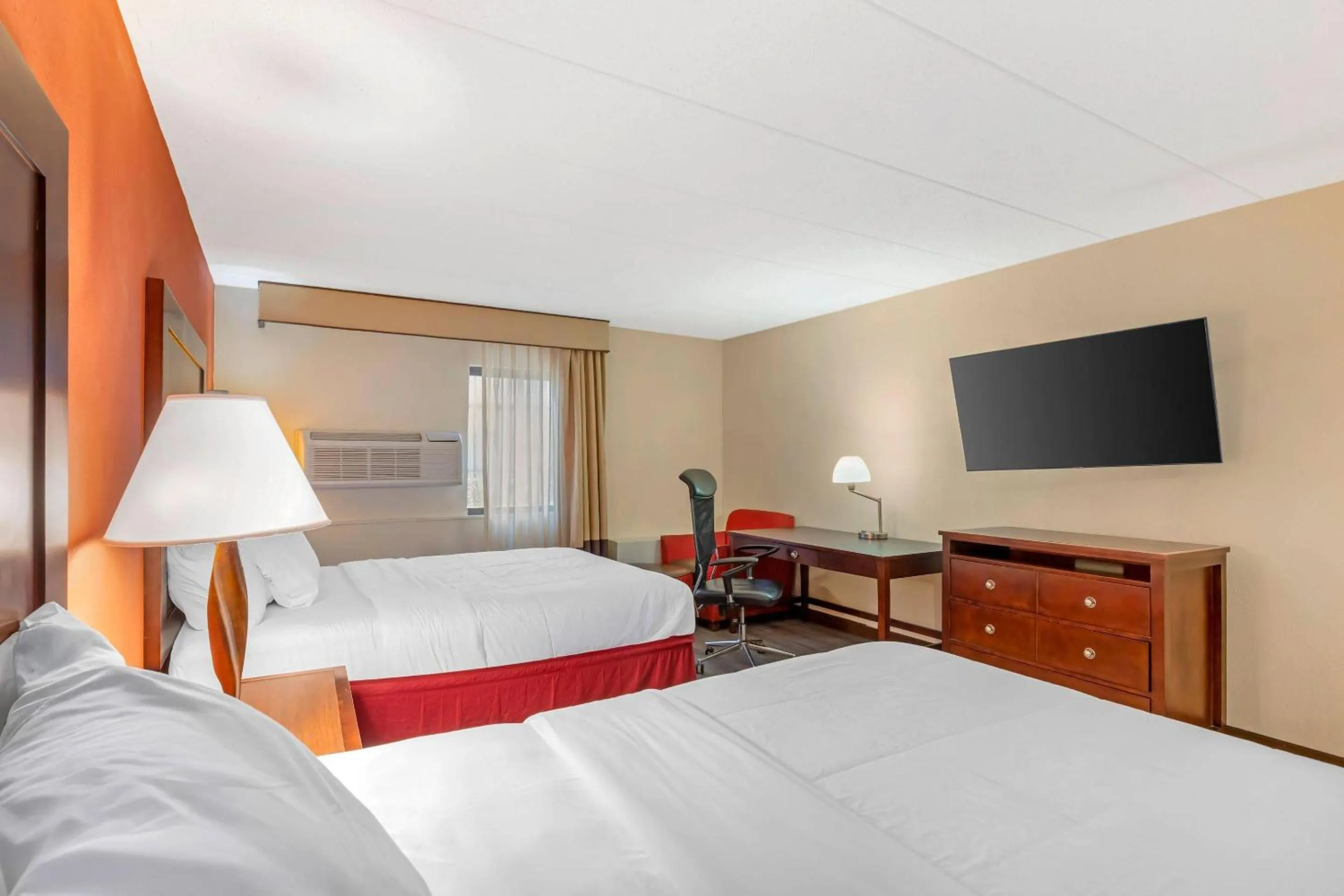 Bedroom, Bed in Clarion Hotel & Conference Center Lansing West