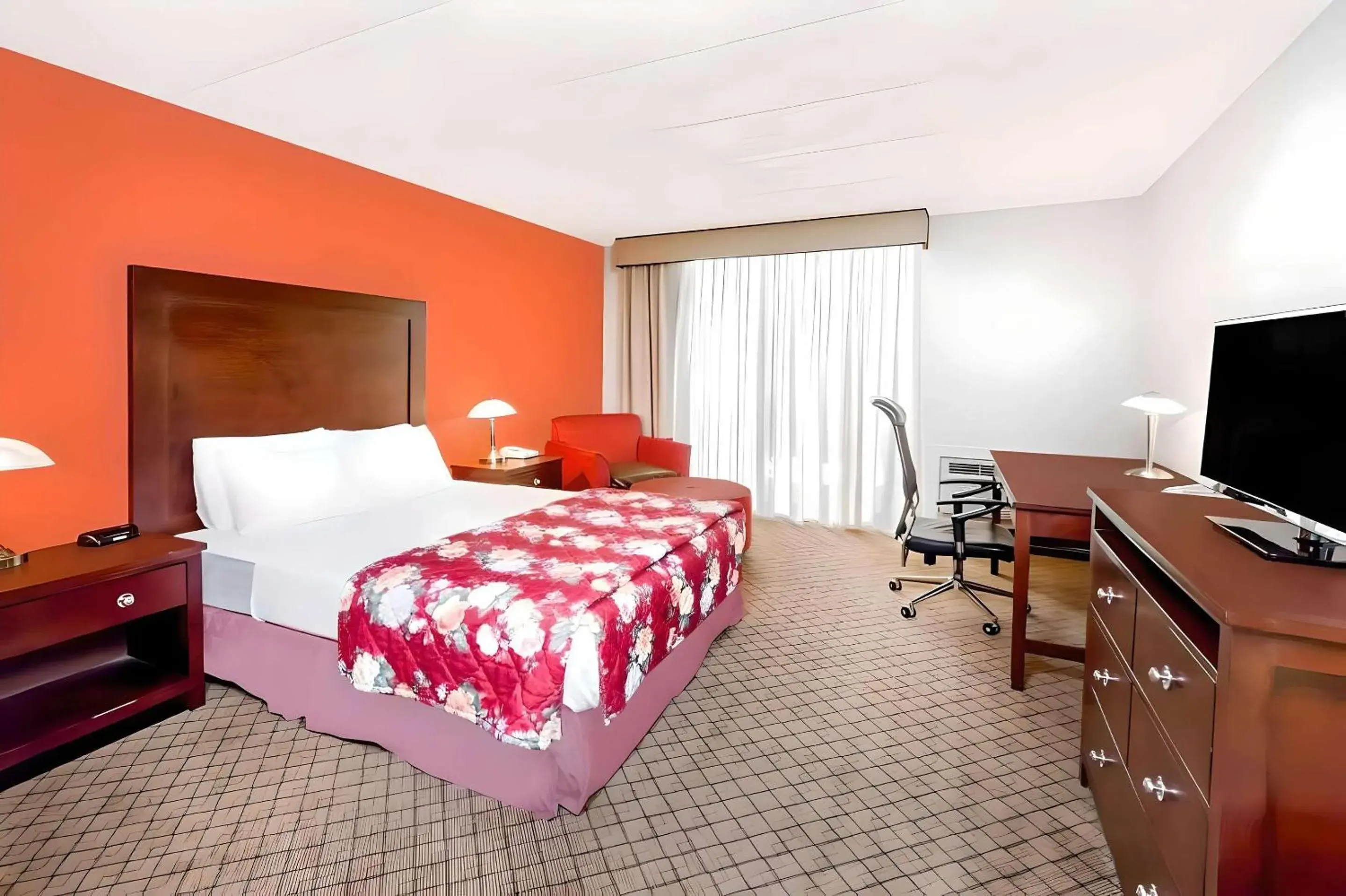 Bedroom, Bed in Clarion Hotel & Conference Center Lansing West Bedroom, Bed in Clarion Hotel & Conference Center Lansing West