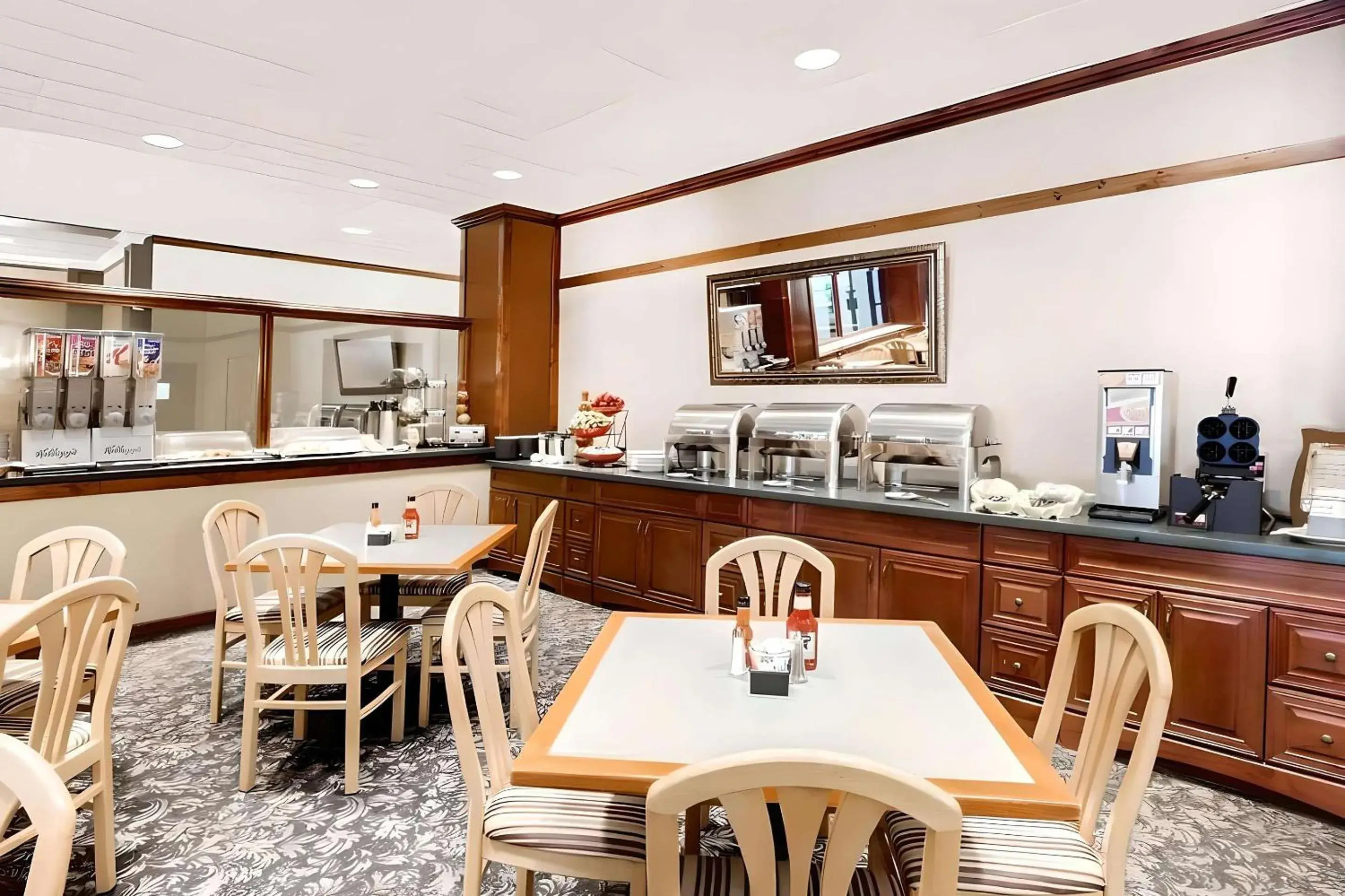 Breakfast in Clarion Hotel & Conference Center Lansing West Breakfast in Clarion Hotel & Conference Center Lansing West