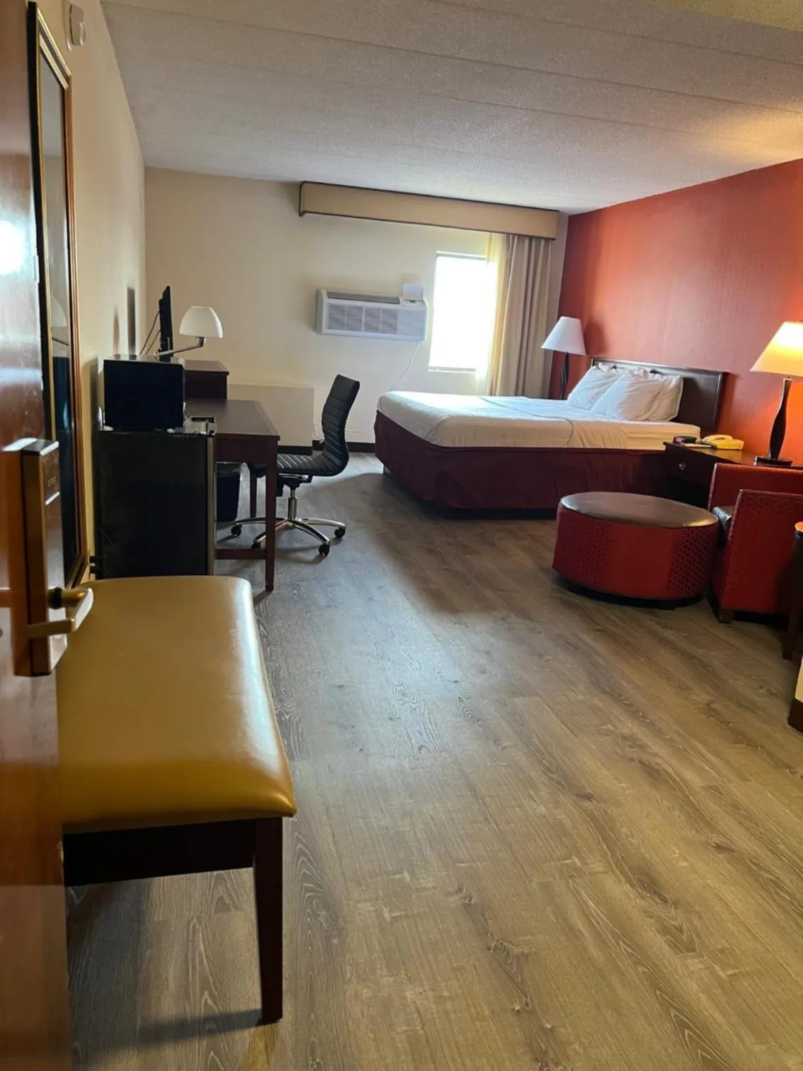 Bed in Clarion Hotel &amp; Conference Center Lansing West