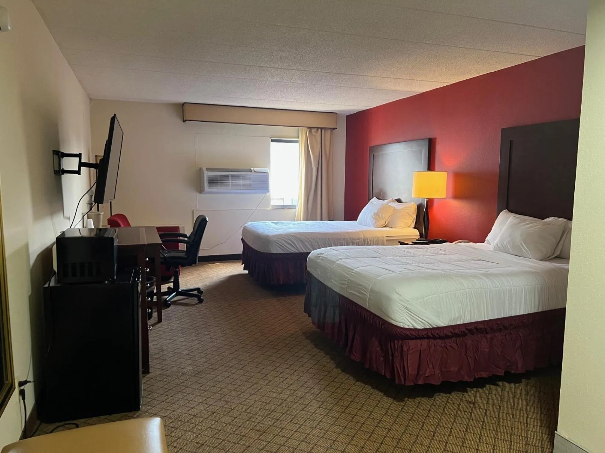 Bed in Clarion Hotel & Conference Center Lansing West