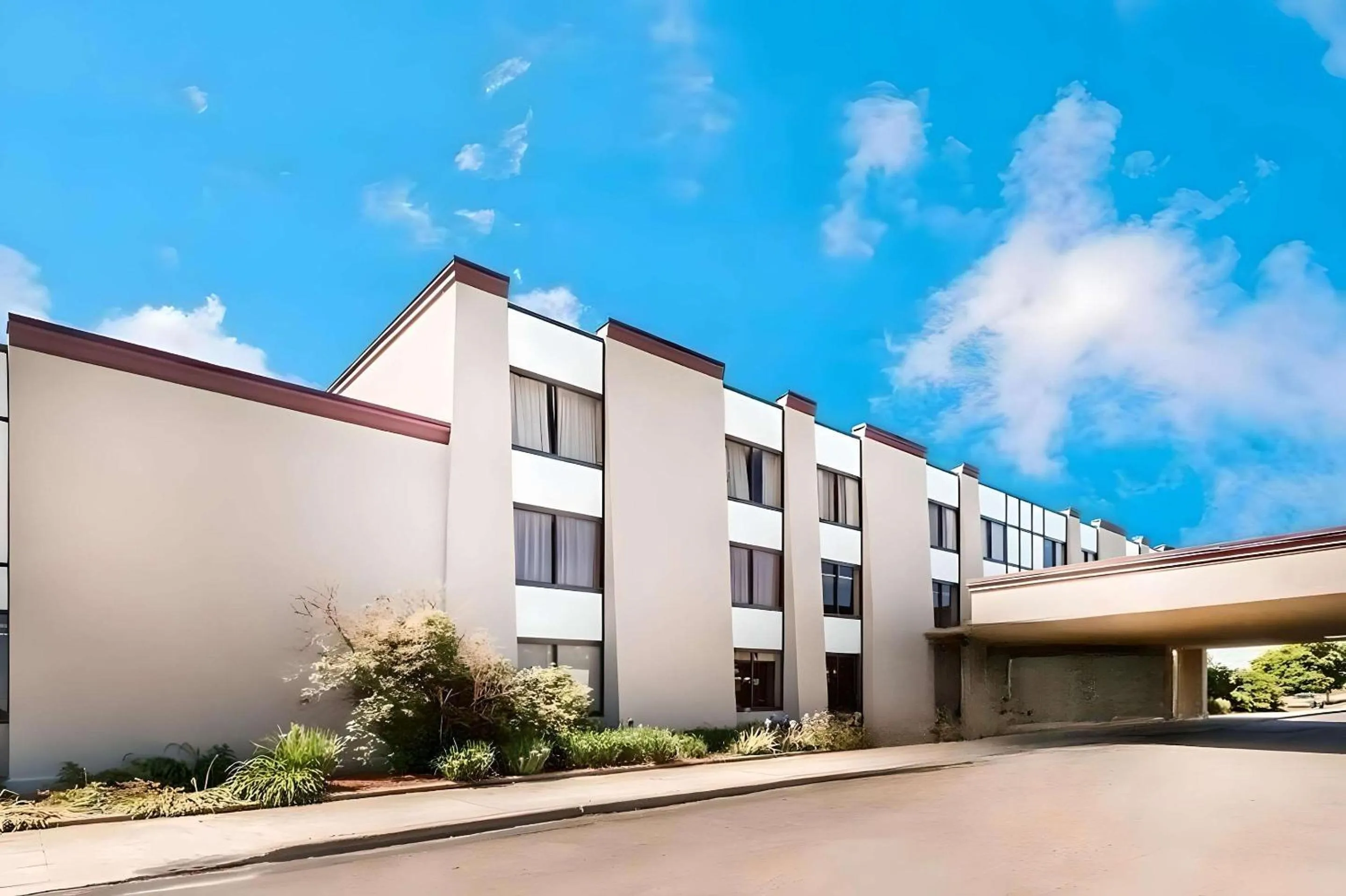 Property building in Clarion Hotel &amp; Conference Center Lansing West