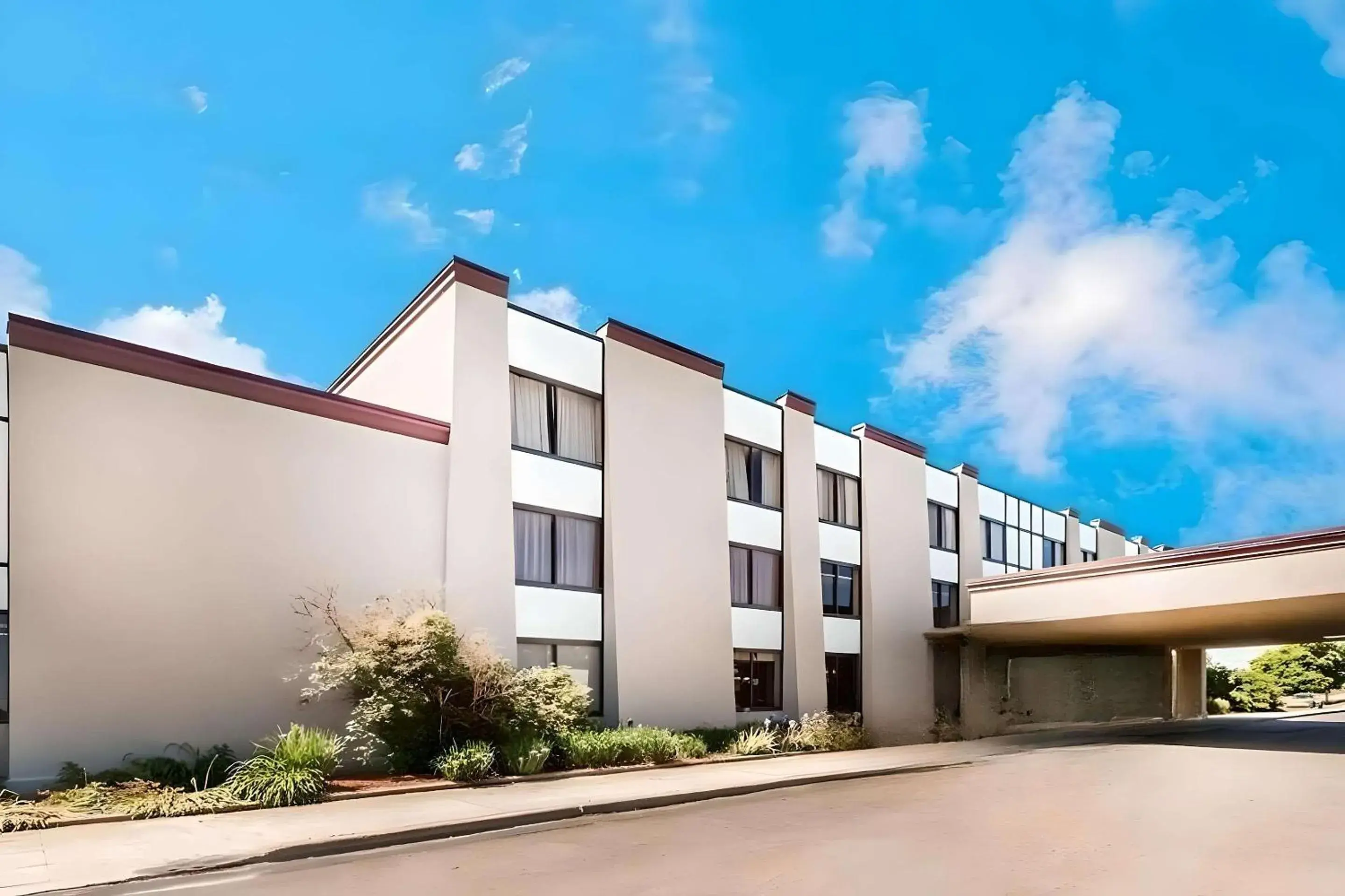 Property building in Clarion Hotel & Conference Center Lansing West Property building in Clarion Hotel & Conference Center Lansing West