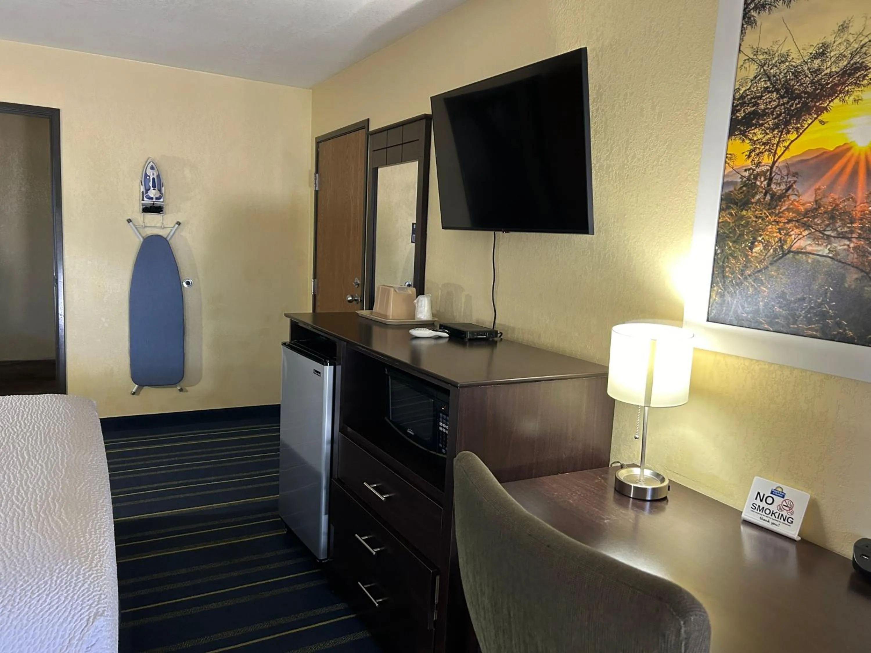 Bedroom in Days Inn by Wyndham Holbrook