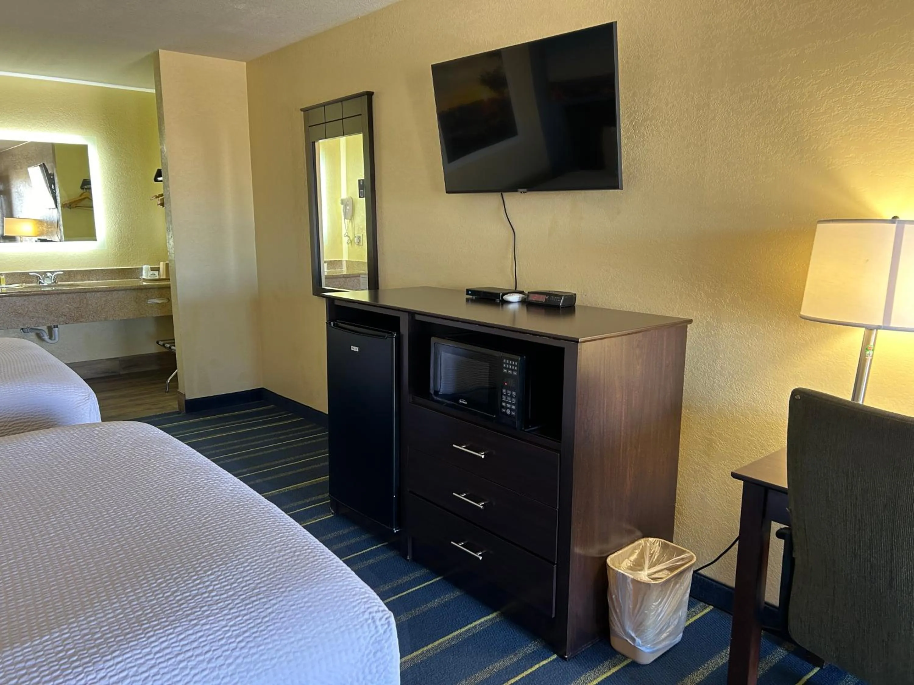 Bedroom, Bed in Days Inn by Wyndham Holbrook